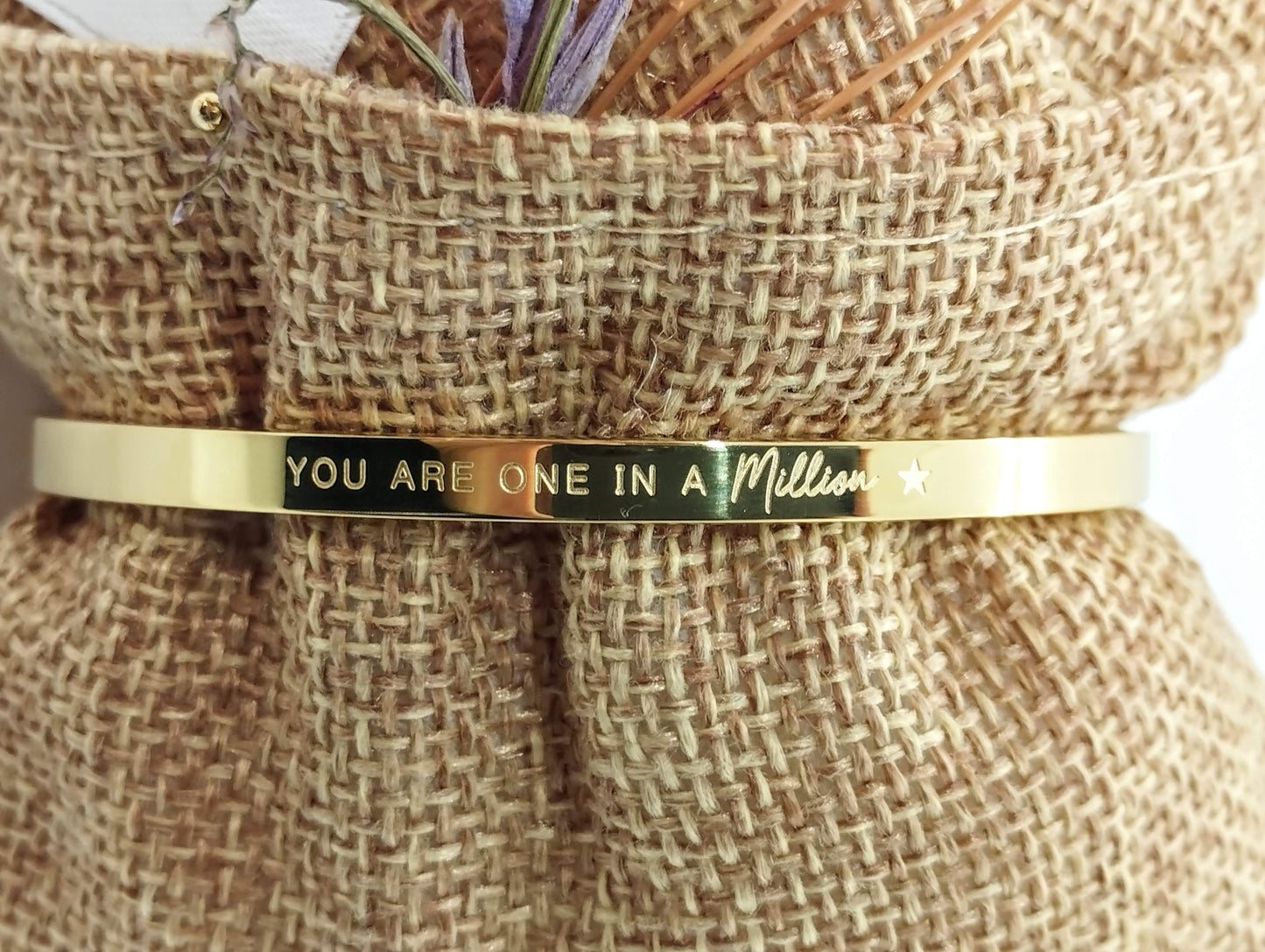 Armband (Goud RVS) met gravure: You are one in a million (vaste kliksluiting)