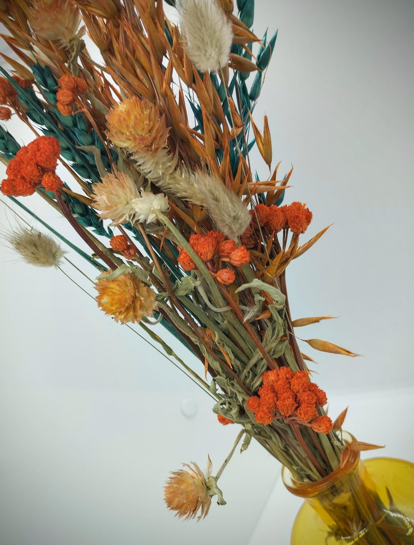 Droogbloemen in kleurrijk vaasje