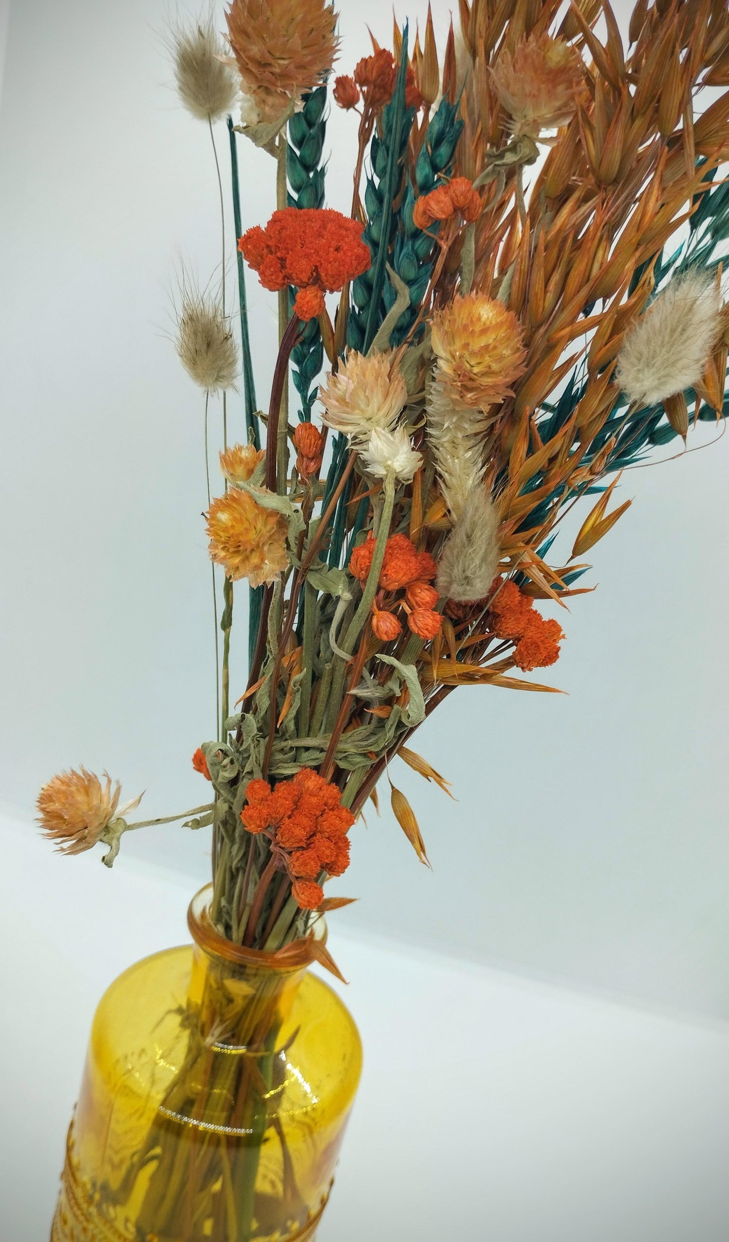 Droogbloemen in kleurrijk vaasje