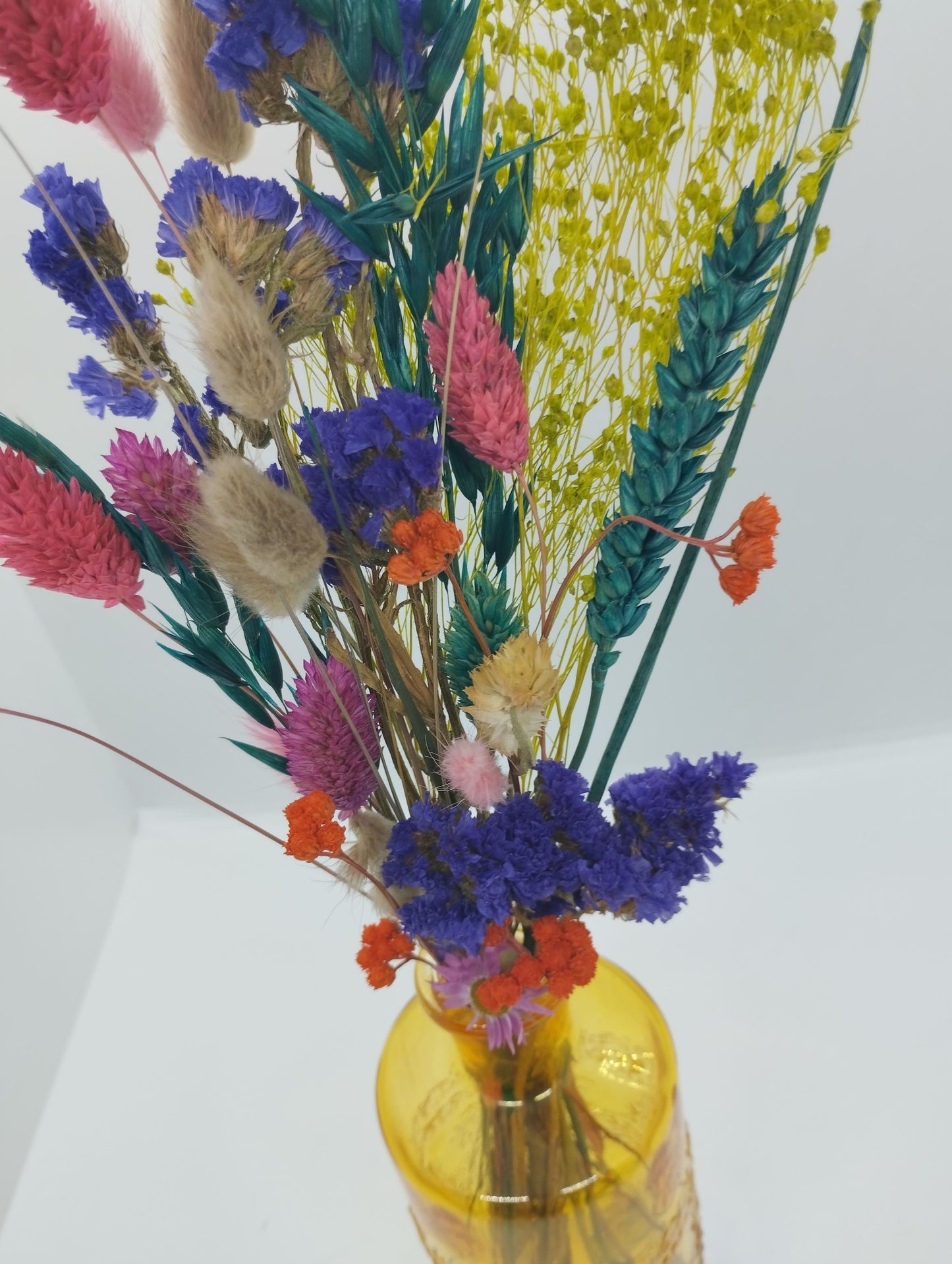 Droogbloemen in kleurrijk vaasje