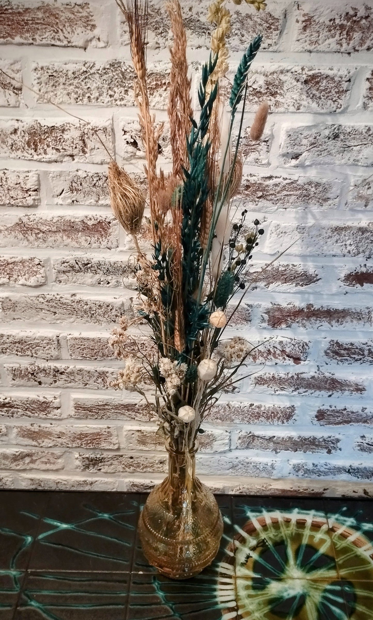 Droogbloemen in kleurrijke vaas