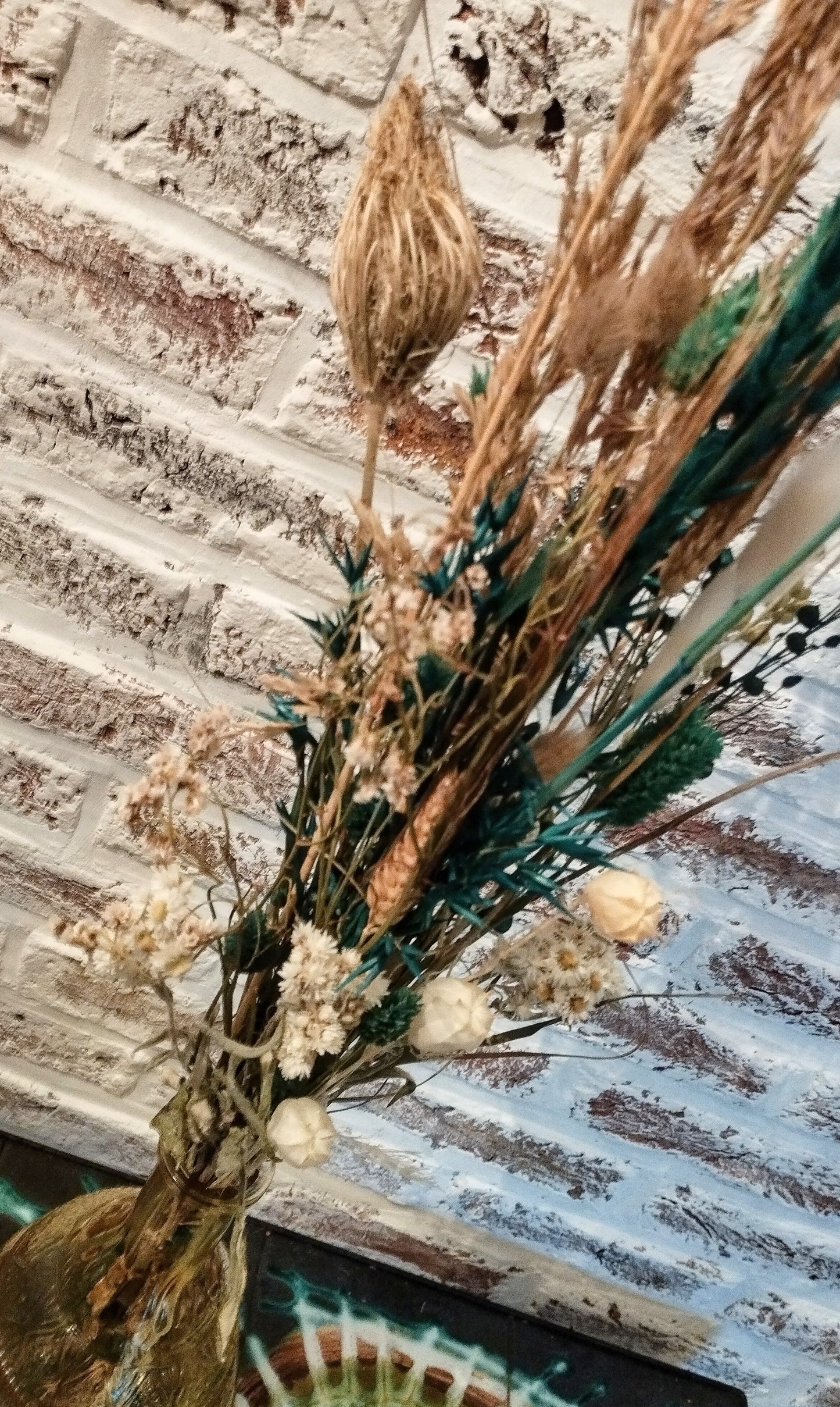 Droogbloemen in kleurrijke vaas