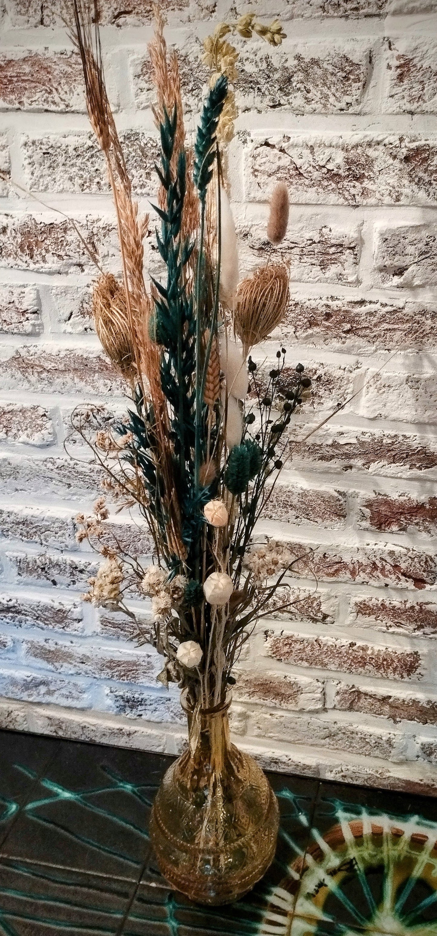 Droogbloemen in kleurrijke vaas