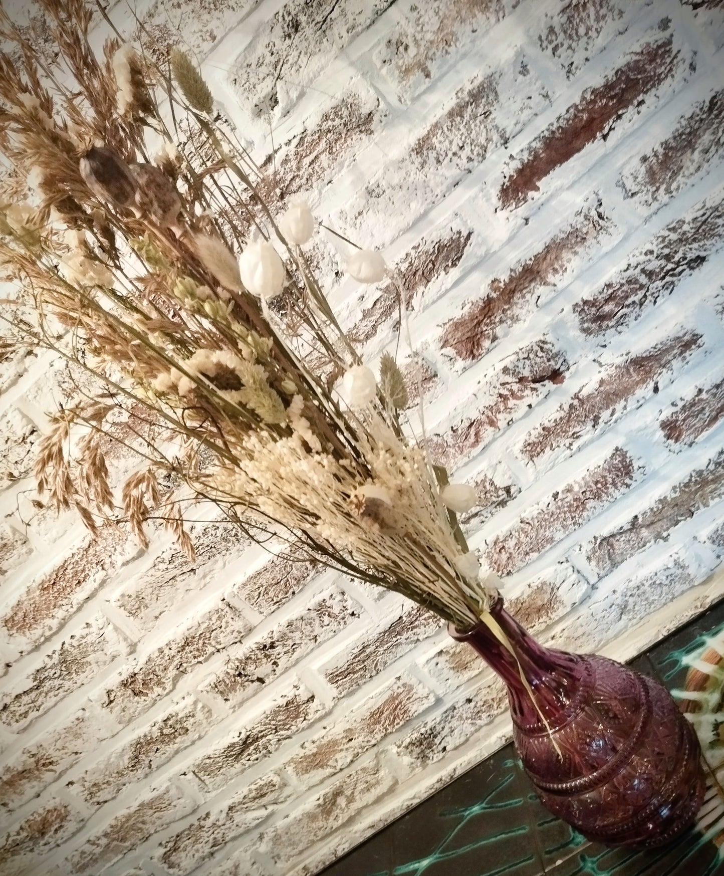 Droogbloemen in kleurrijke vaas