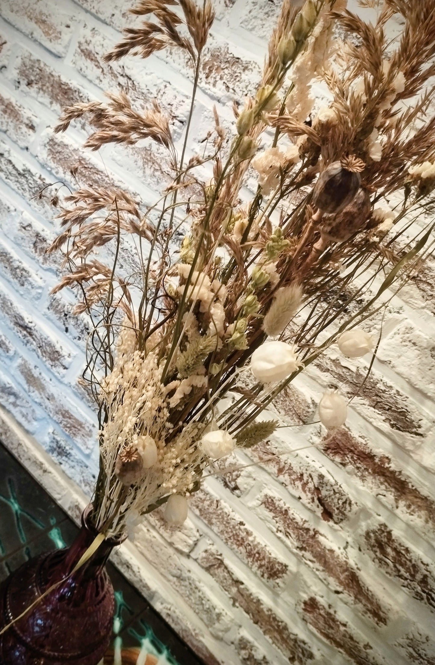 Droogbloemen in kleurrijke vaas