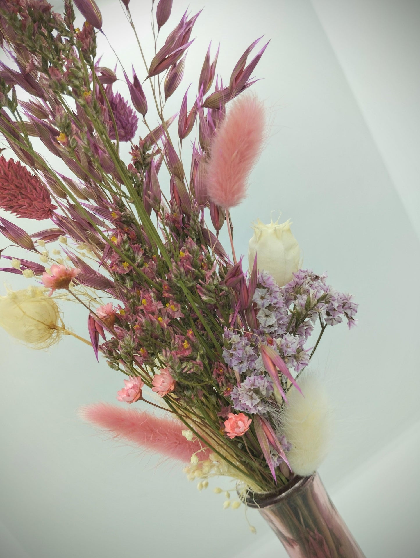 Droogbloemen in kleurrijk vaasje
