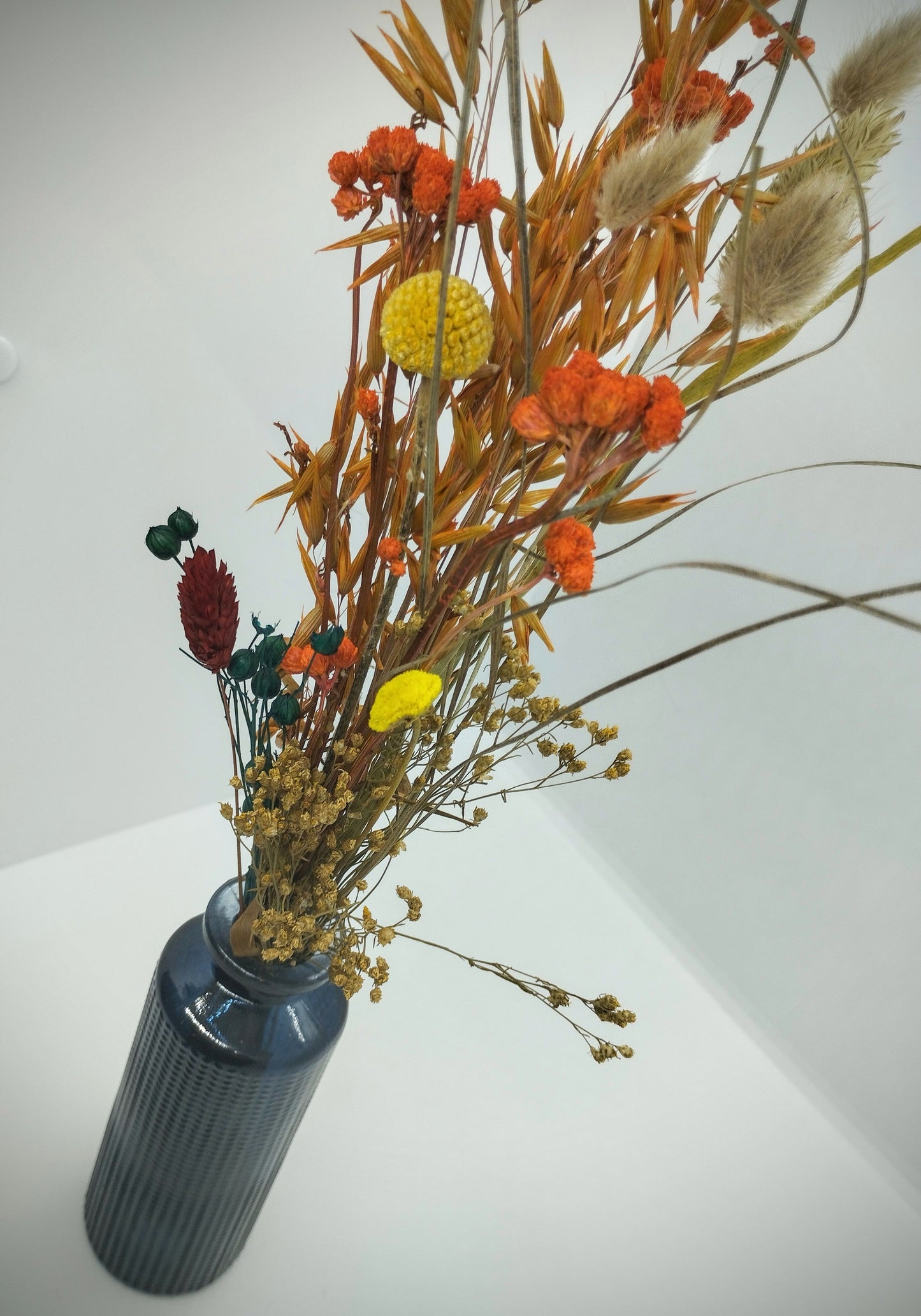 Droogbloemen in kleurrijk vaasje
