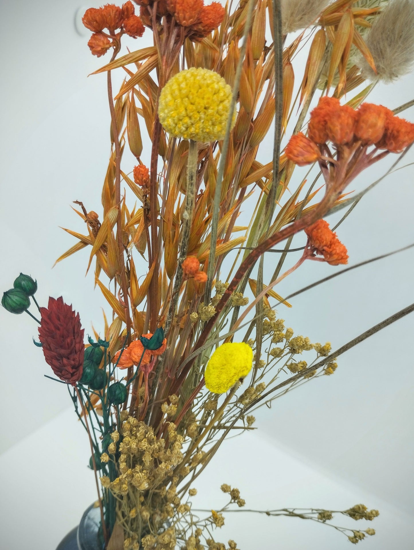 Droogbloemen in kleurrijk vaasje