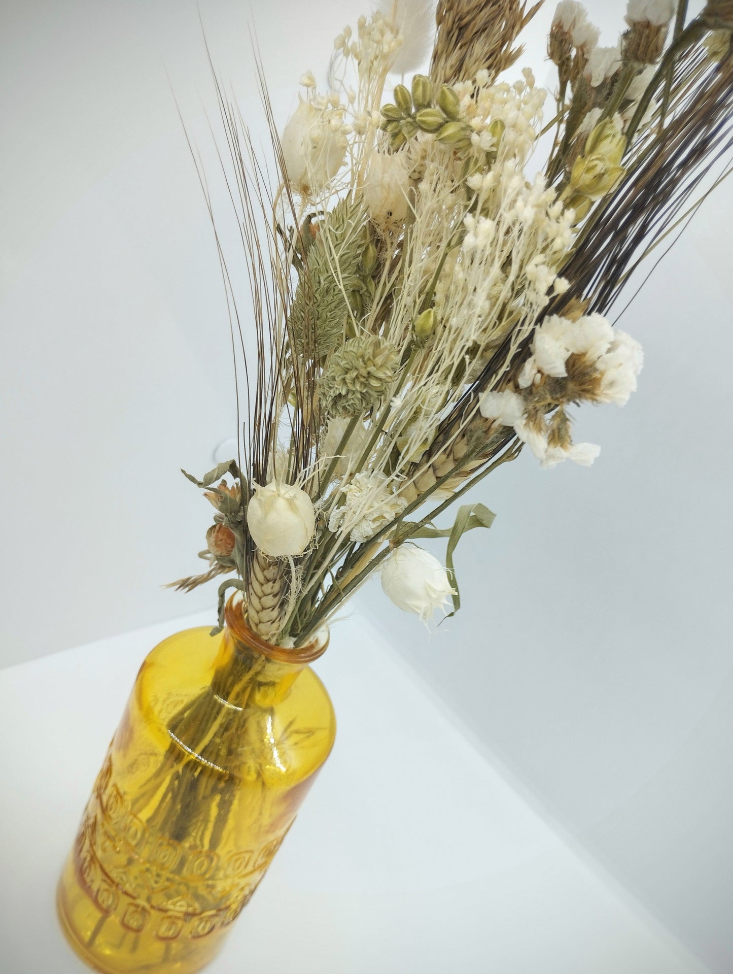Droogbloemen in kleurrijk vaasje