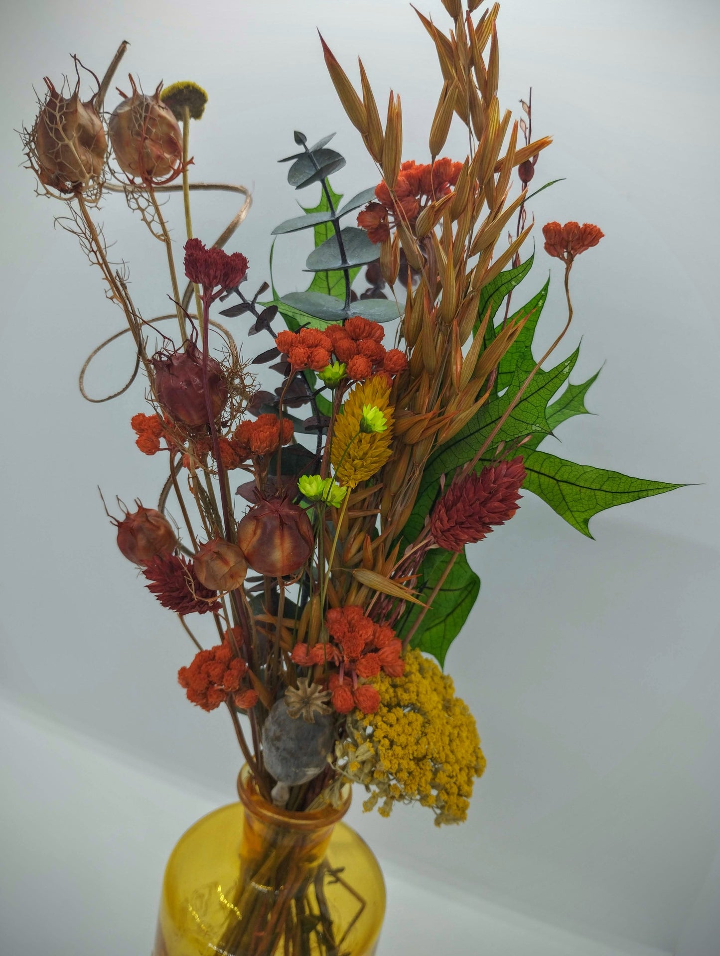 Droogbloemen in kleurrijk vaasje