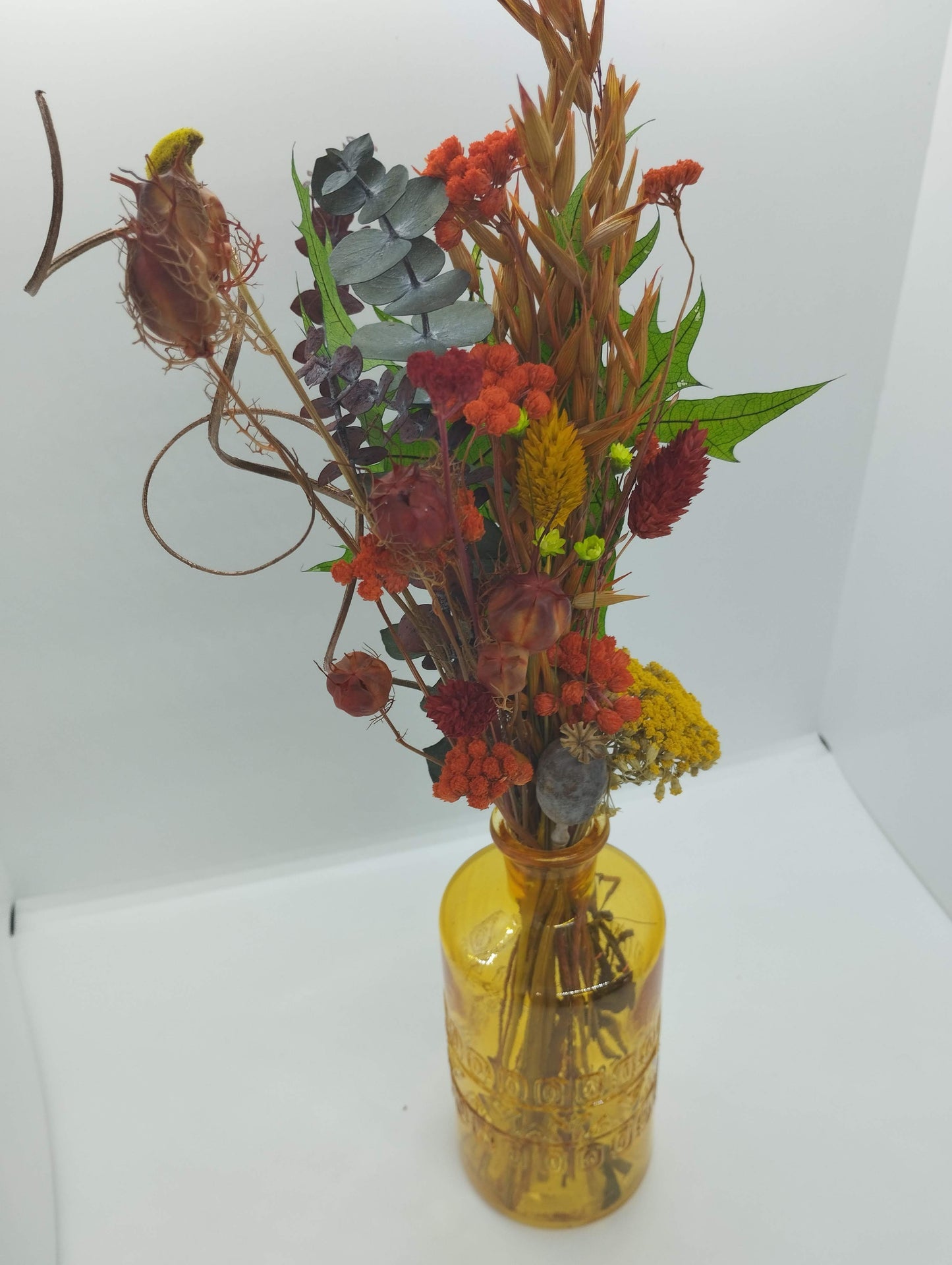 Droogbloemen in kleurrijk vaasje