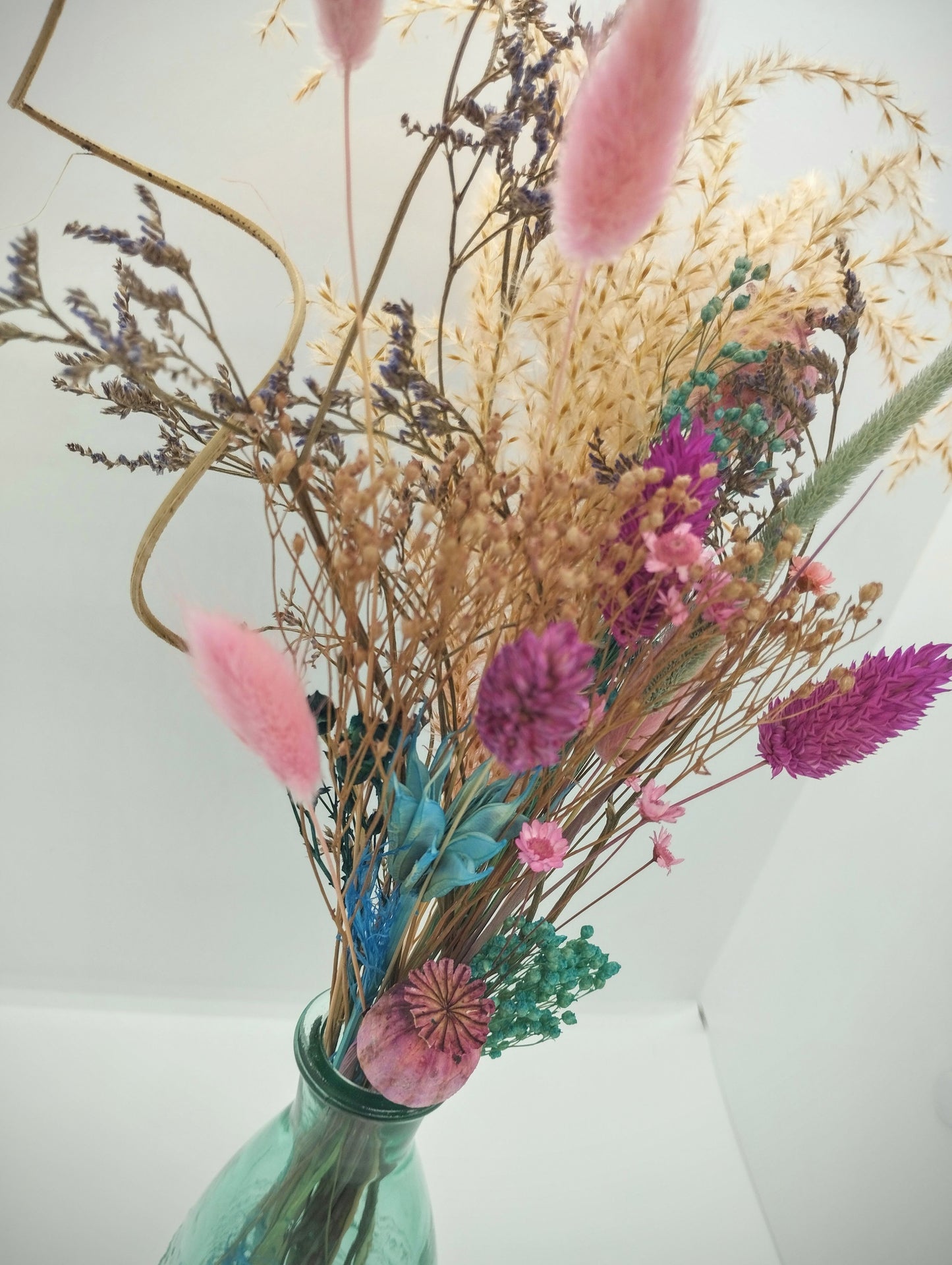 Droogbloemen in kleurrijk vaasje