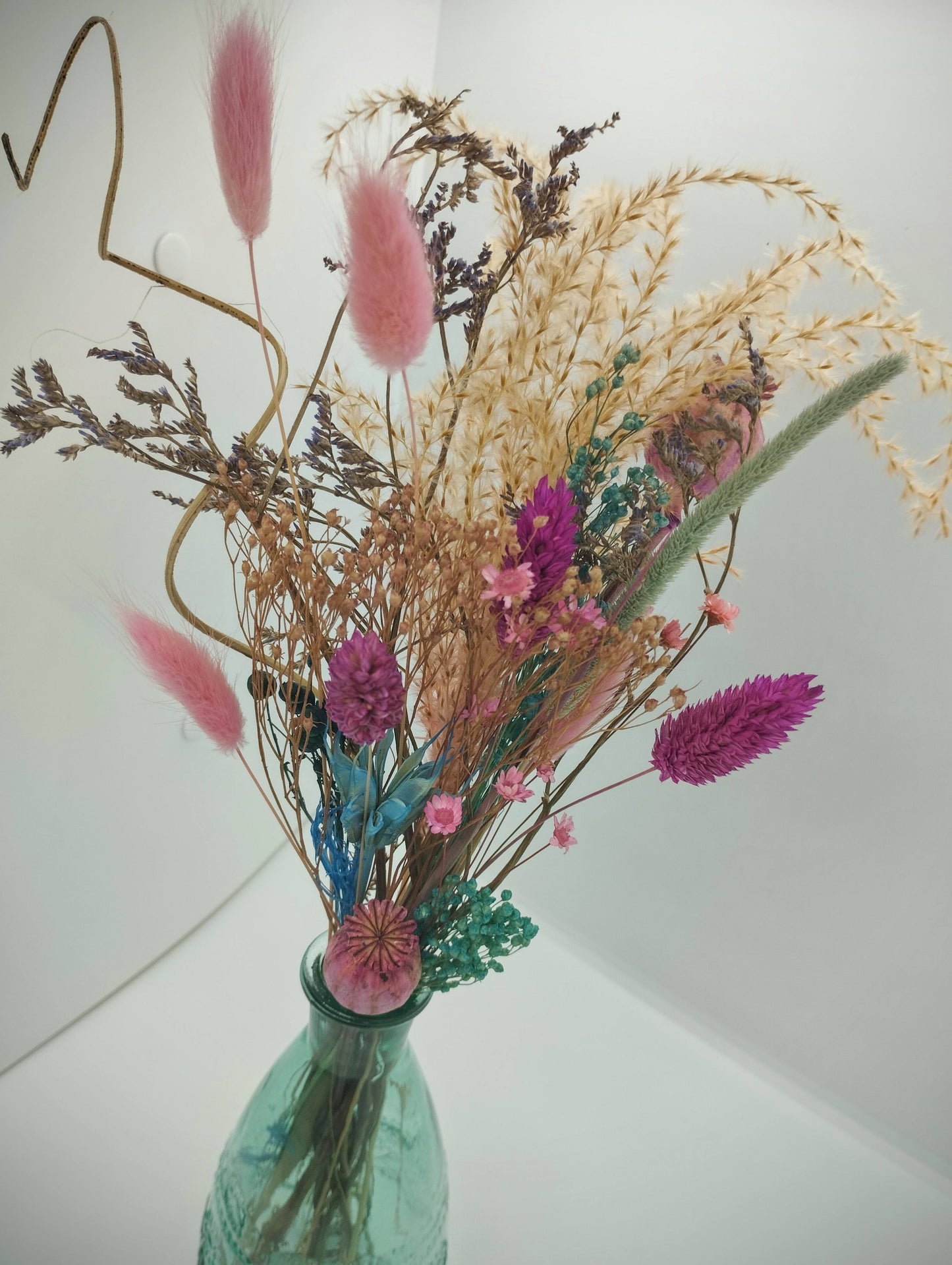 Droogbloemen in kleurrijk vaasje
