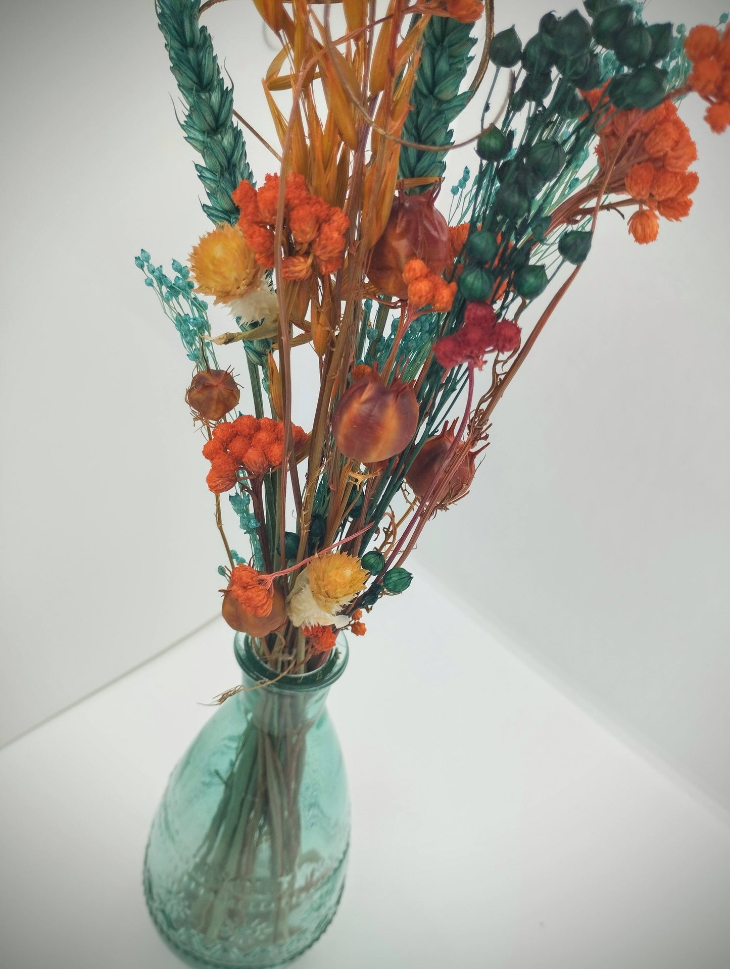 Droogbloemen in kleurrijk vaasje