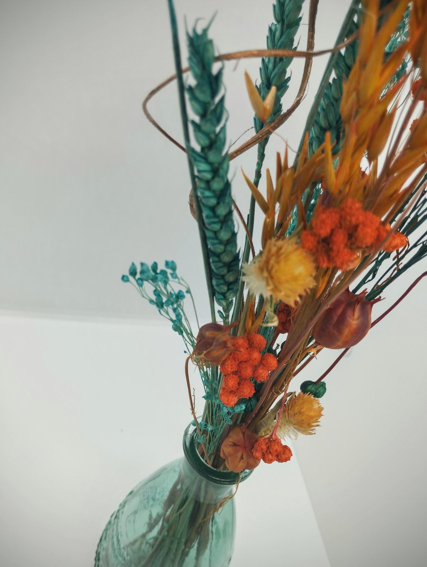 Droogbloemen in kleurrijk vaasje