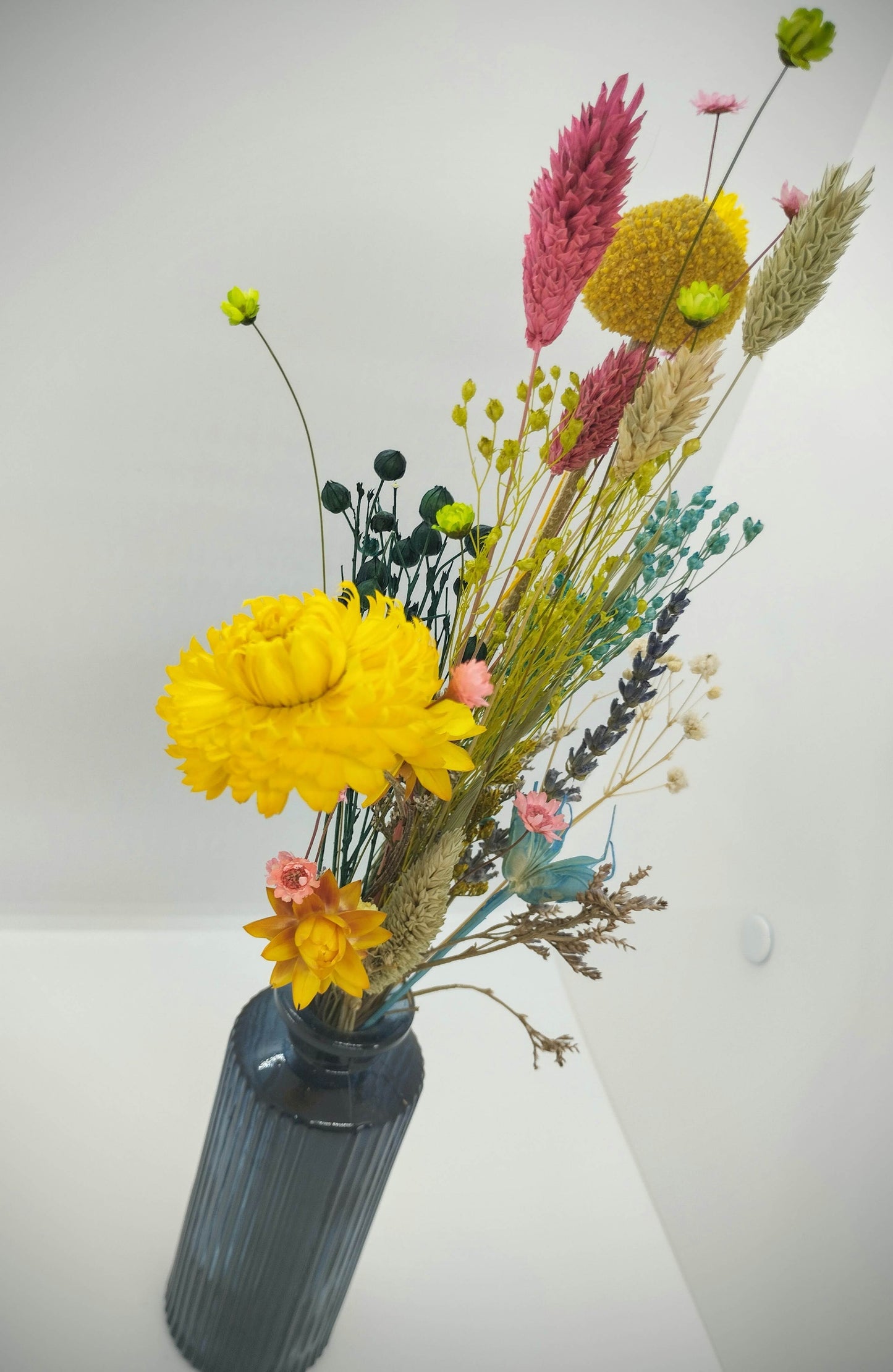 Droogbloemen in kleurrijk vaasje