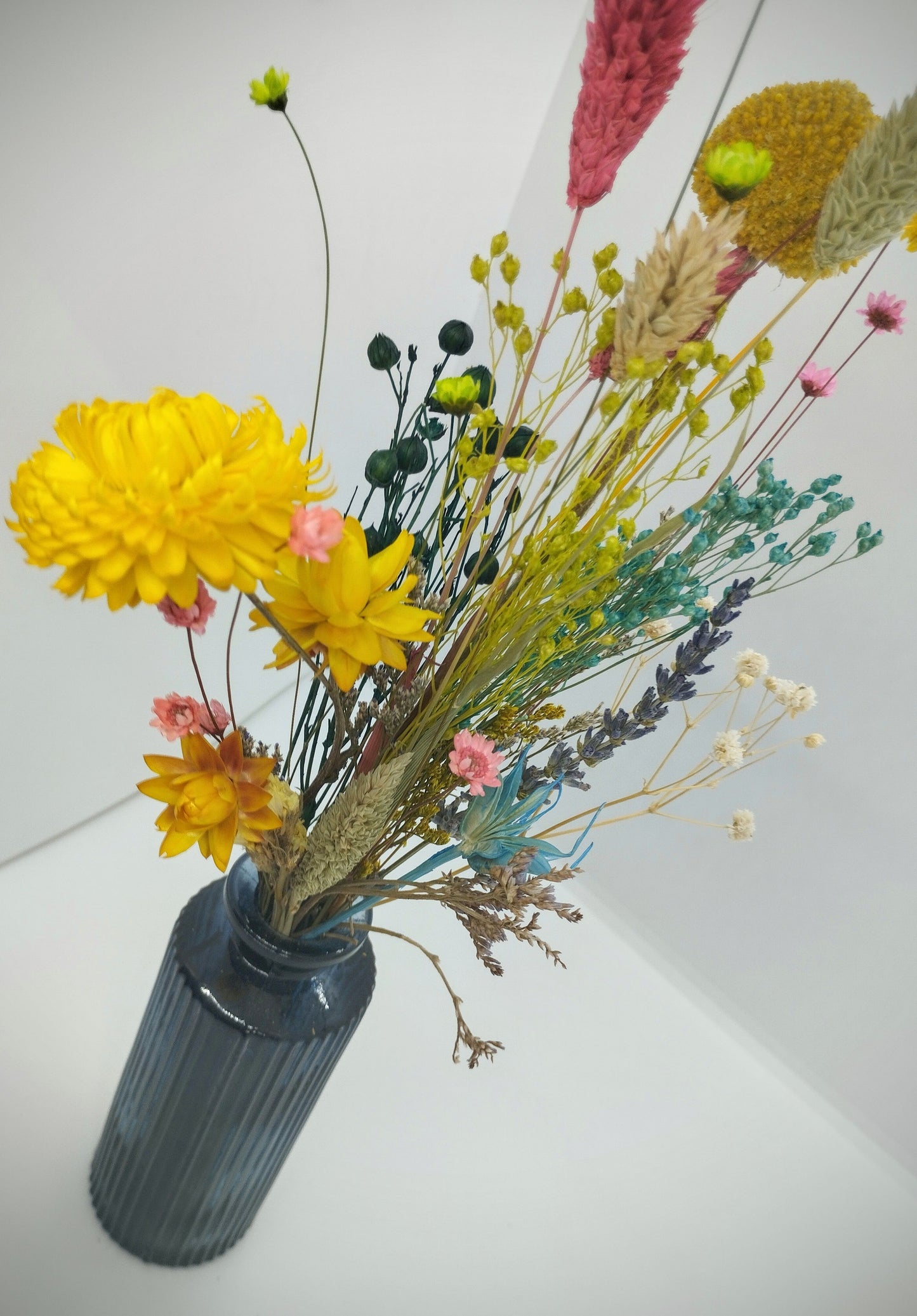 Droogbloemen in kleurrijk vaasje