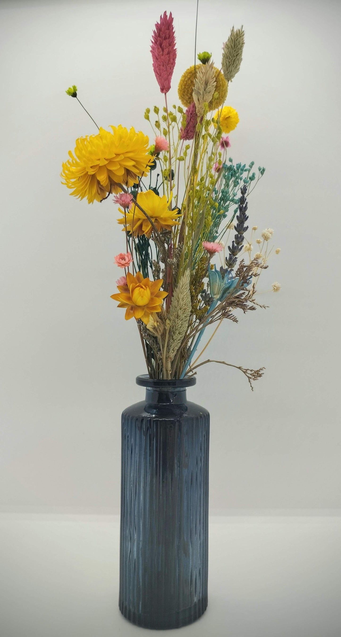 Droogbloemen in kleurrijk vaasje