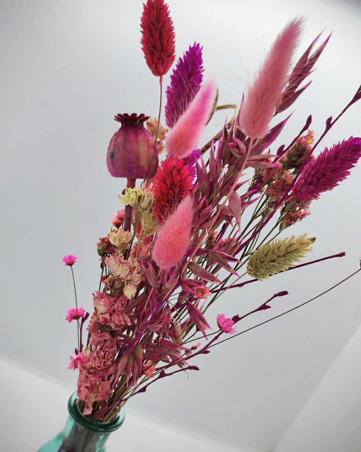 Droogbloemen in kleurrijk vaasje