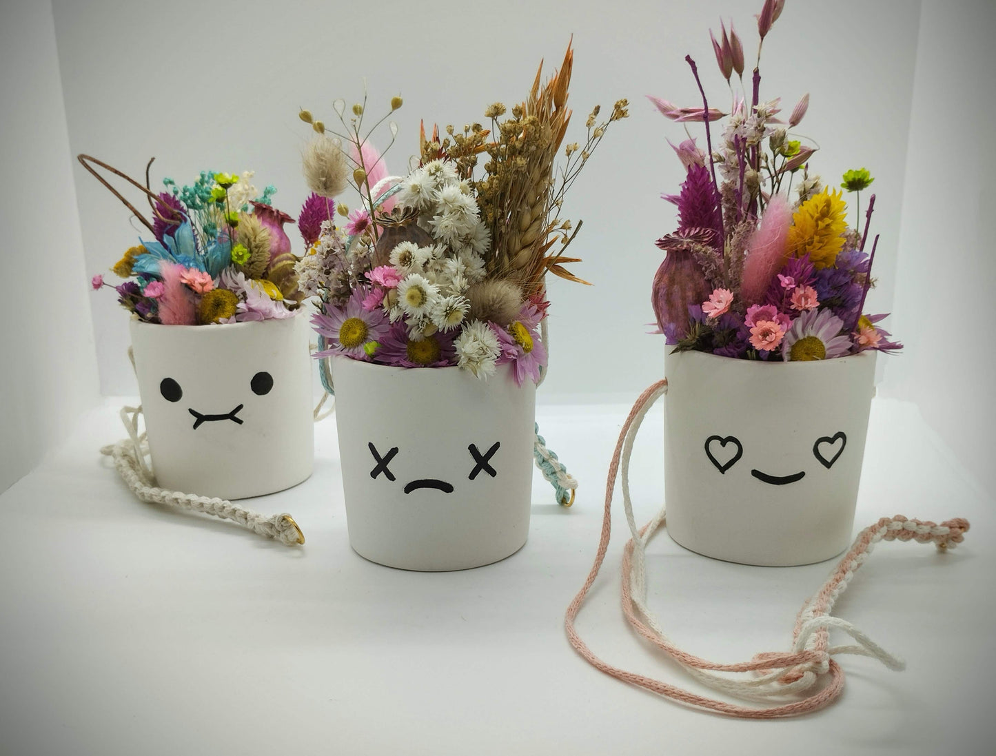 Hangpotje met Funny Face :-), droogbloemetjes & Macramé