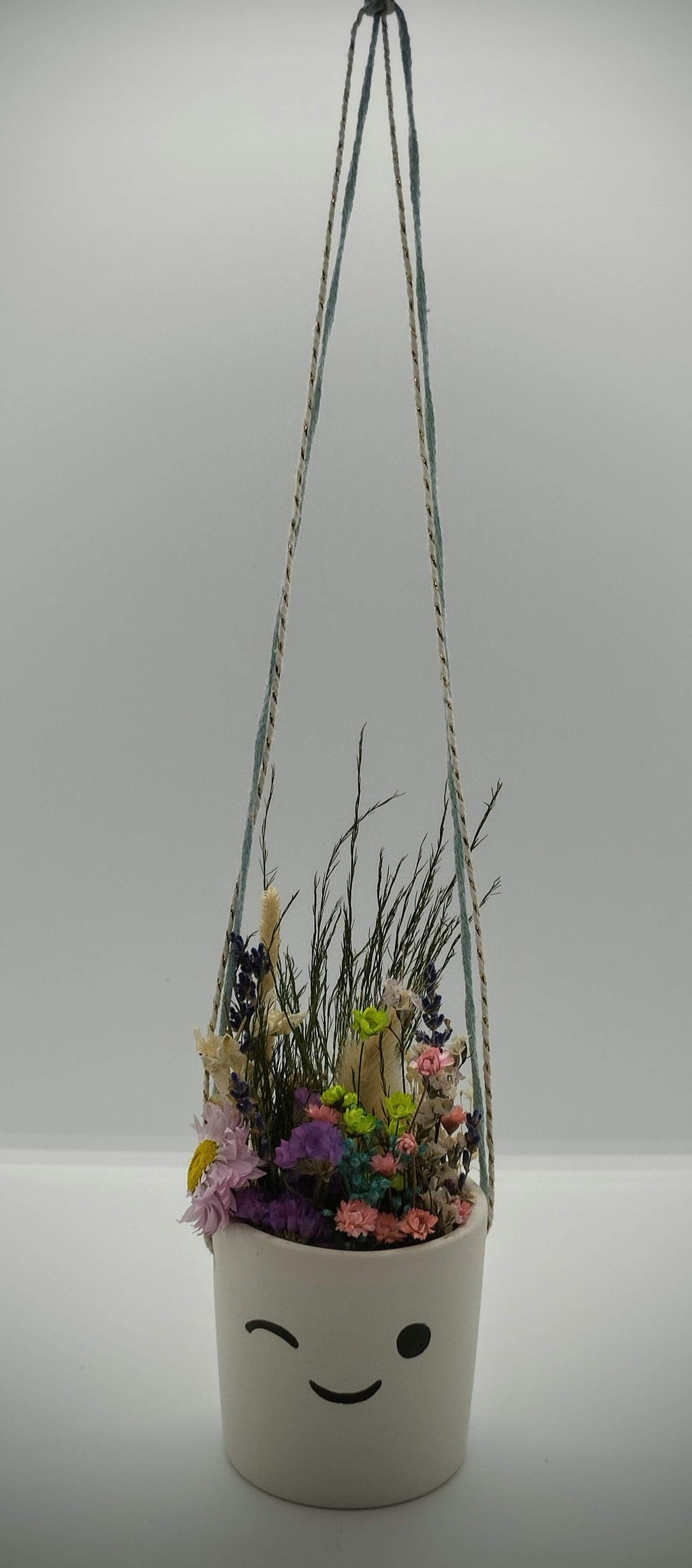 Hangpotje met Funny Face :-), droogbloemetjes & Macramé