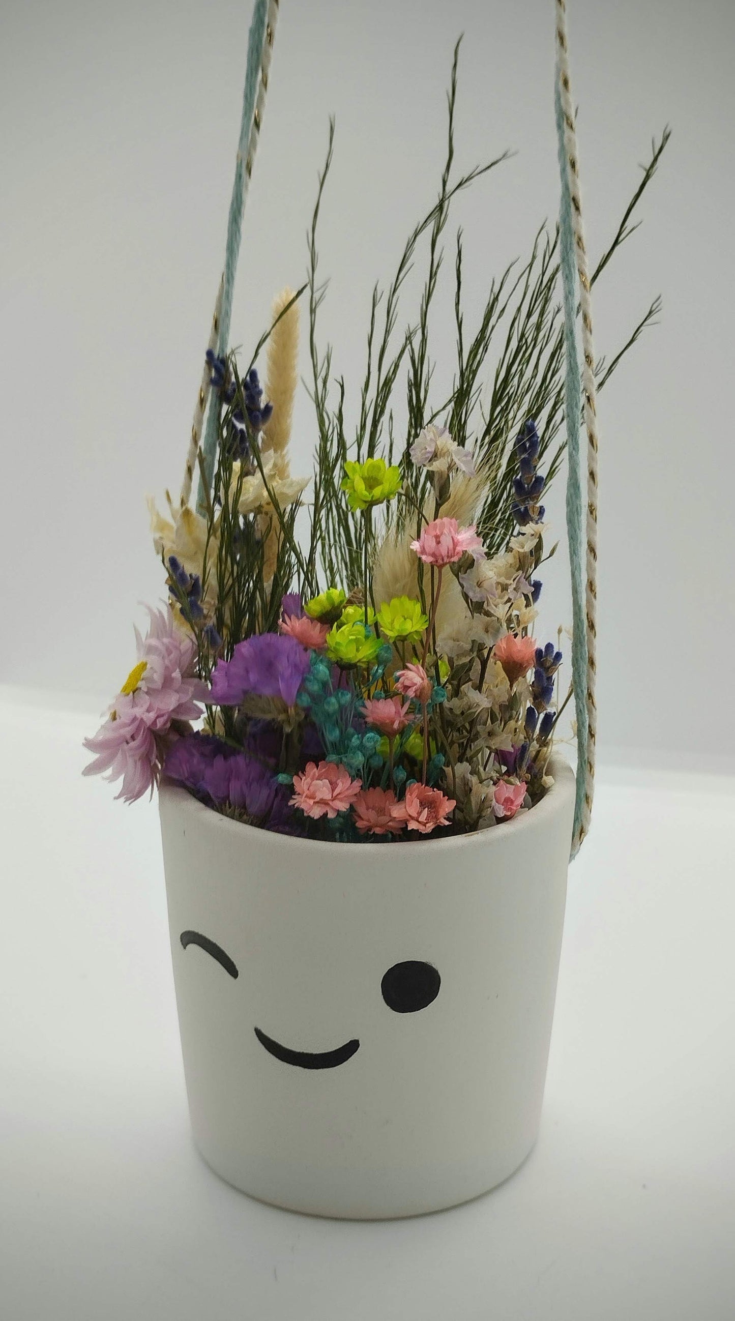 Hangpotje met Funny Face :-), droogbloemetjes & Macramé