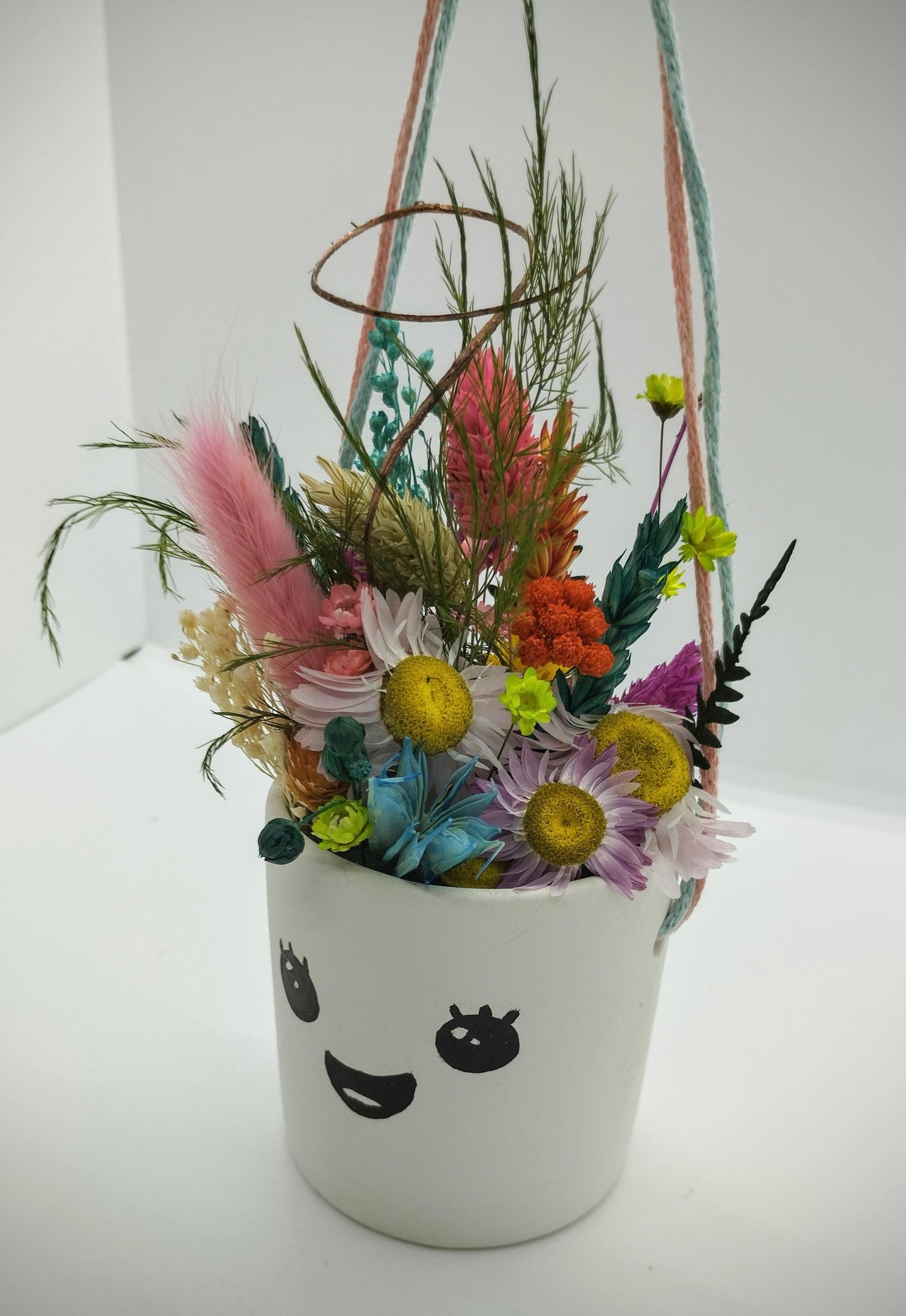 Hangpotje met Funny Face :-), droogbloemetjes & Macramé