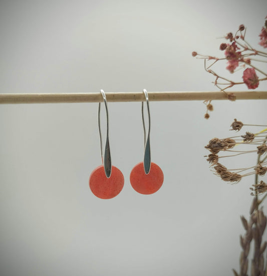 Oorbellenset Resin hangertjes haakjes salmon red color (Zilveren - Nikkelvrij)