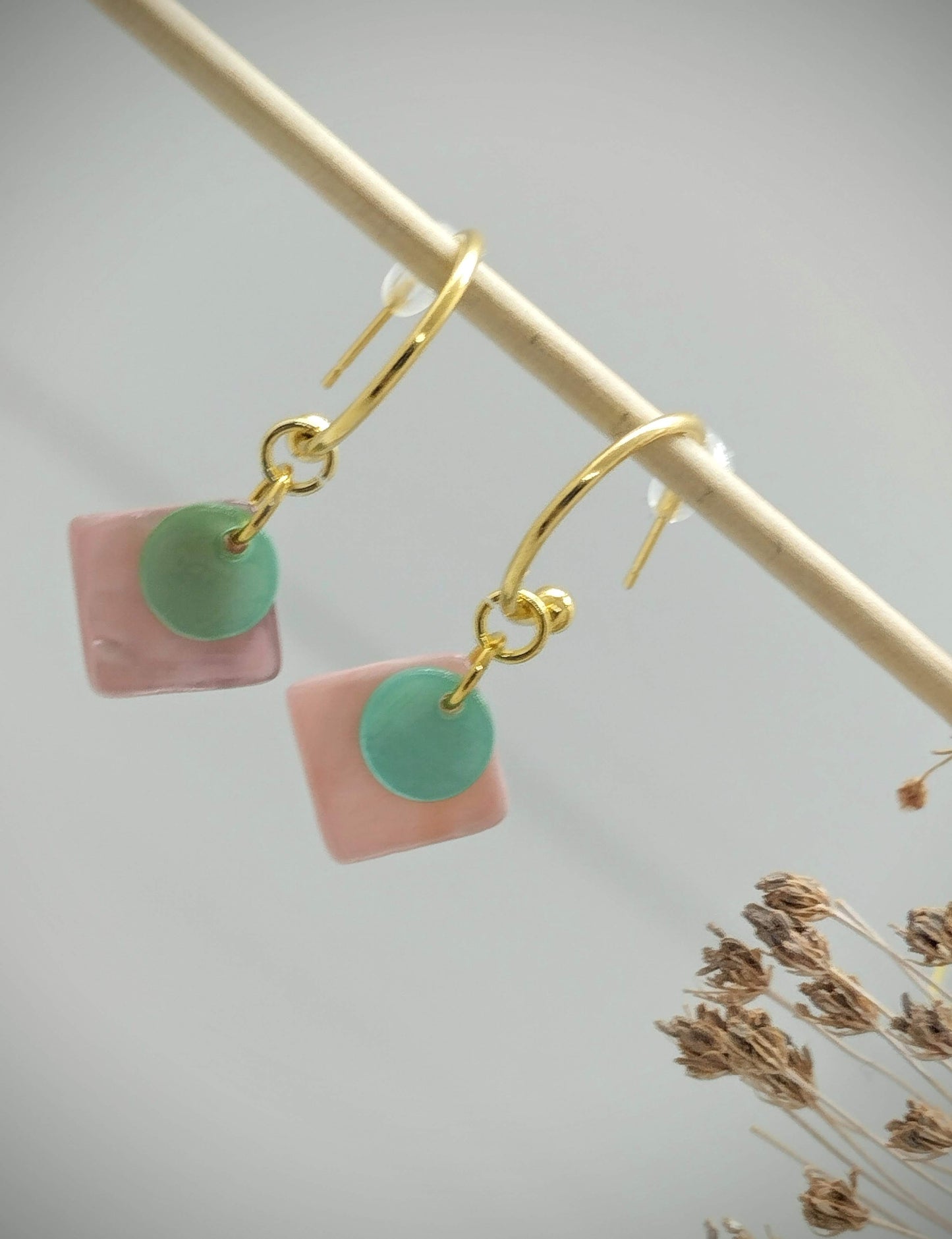 Oorbellenset schelp hangertjes halve rondjes met pastel kleurtjes (Goud - Nikkelvrij)