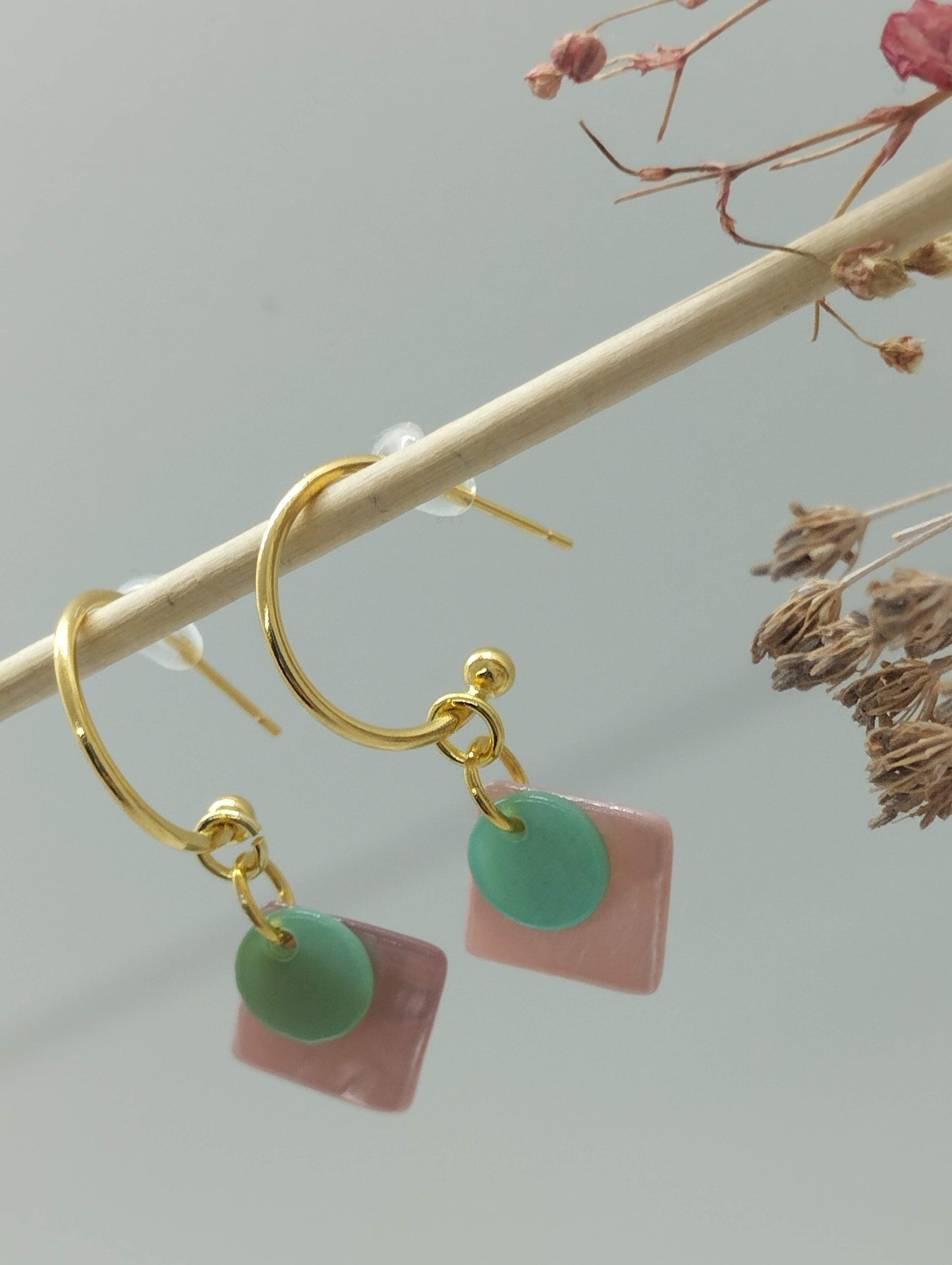 Oorbellenset schelp hangertjes halve rondjes met pastel kleurtjes (Goud - Nikkelvrij)