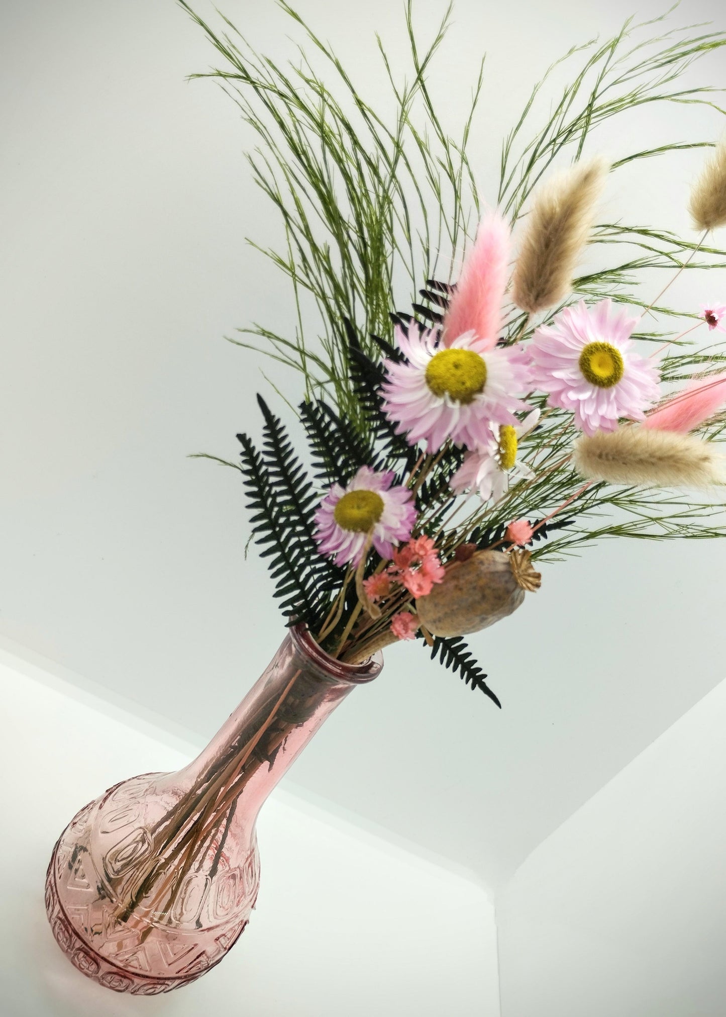 Droogbloemen in kleurrijk vaasje