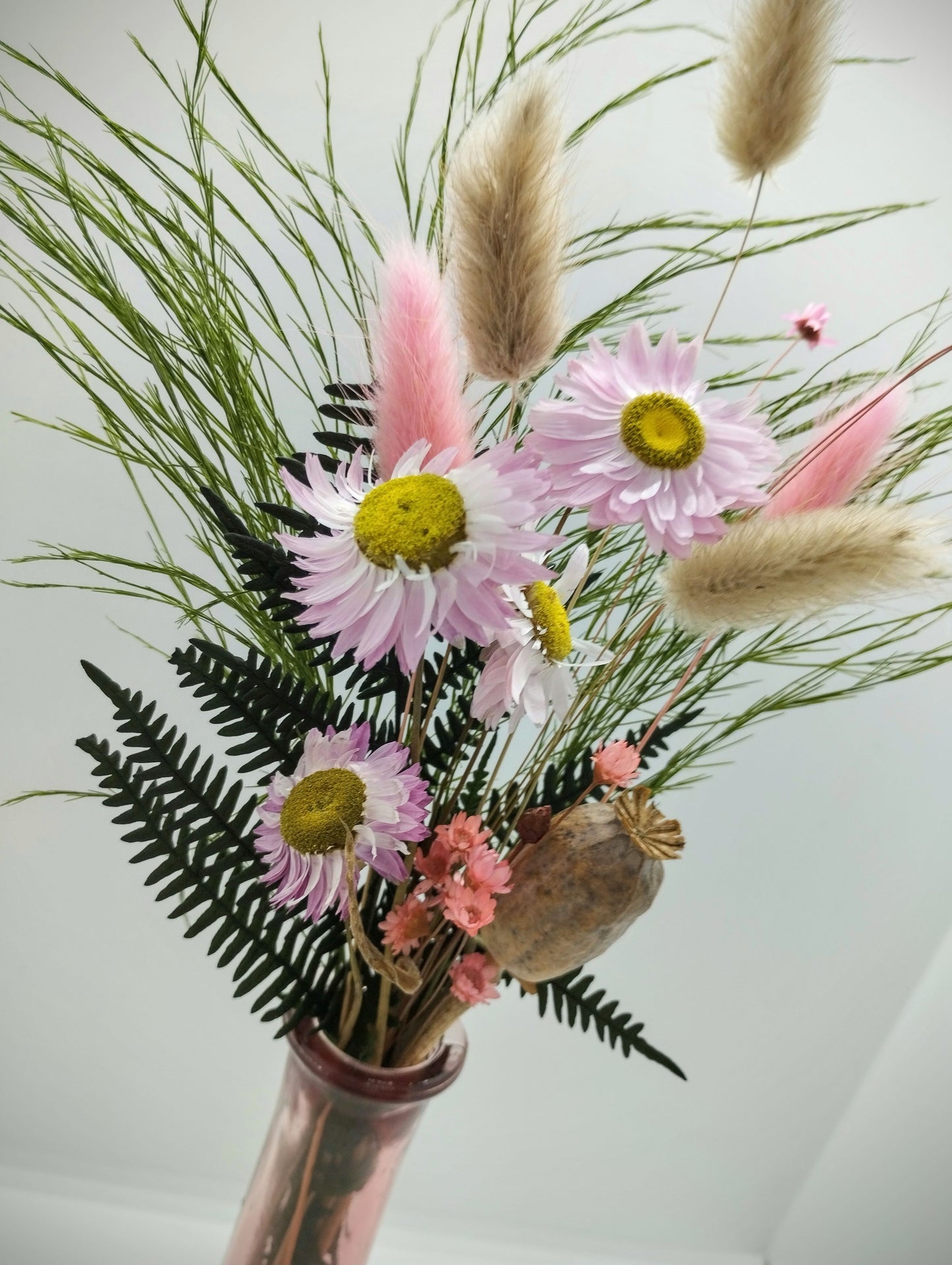 Droogbloemen in kleurrijk vaasje