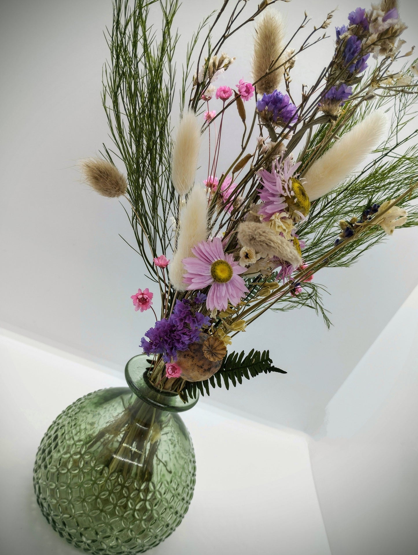 Droogbloemen in kleurrijk vaasje