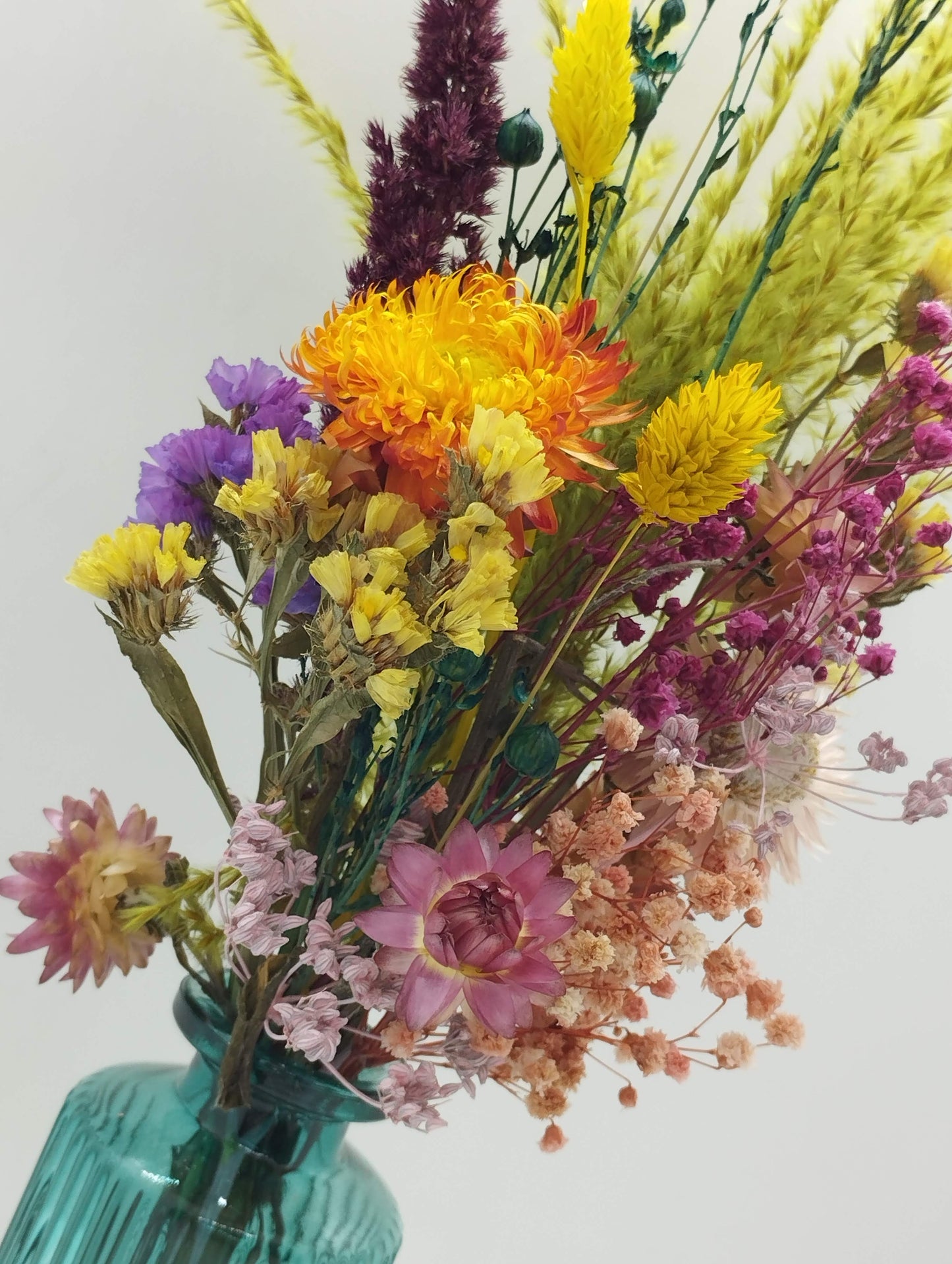 Droogbloemen in kleurrijk vaasje