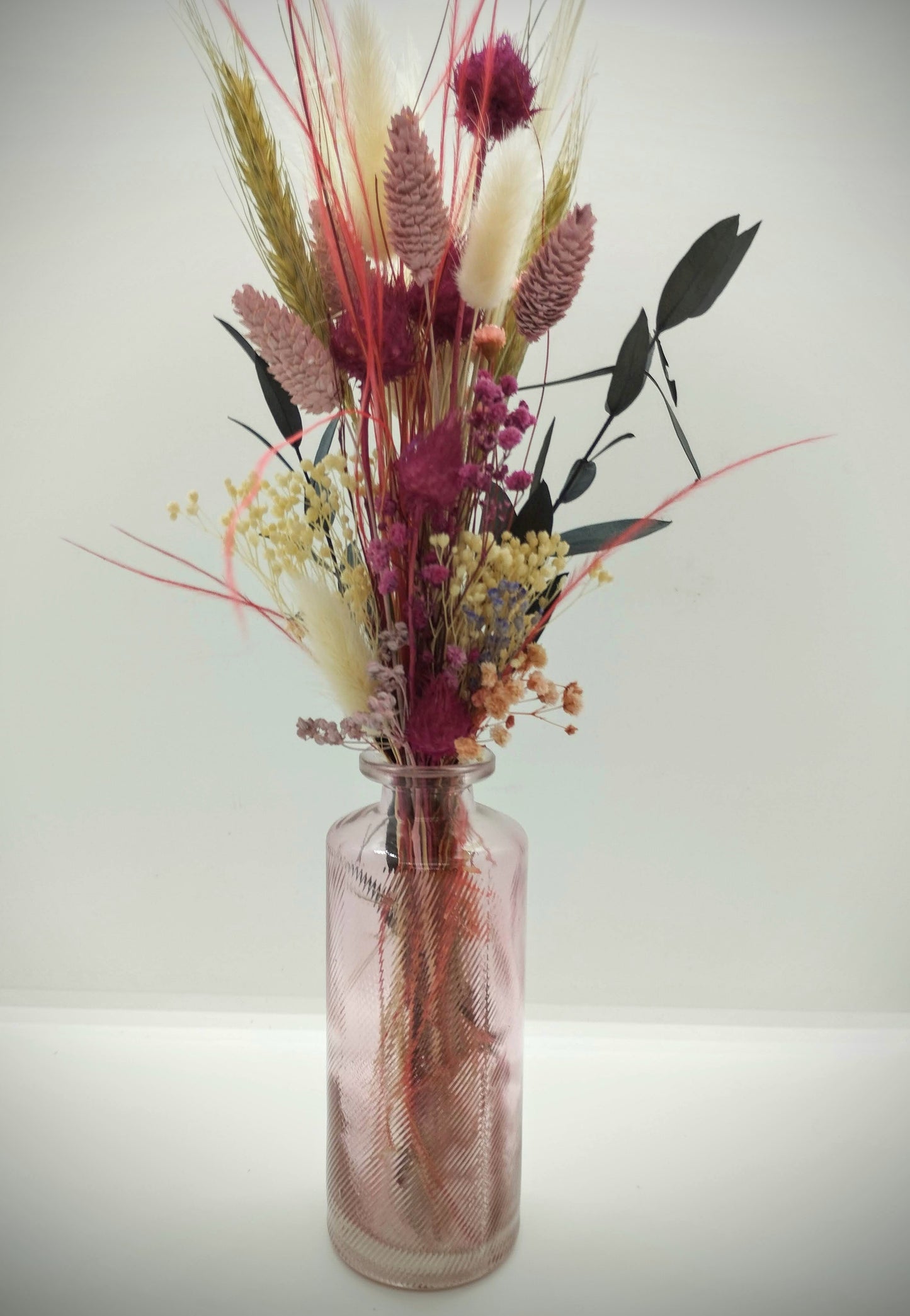 Droogbloemen in kleurrijk vaasje