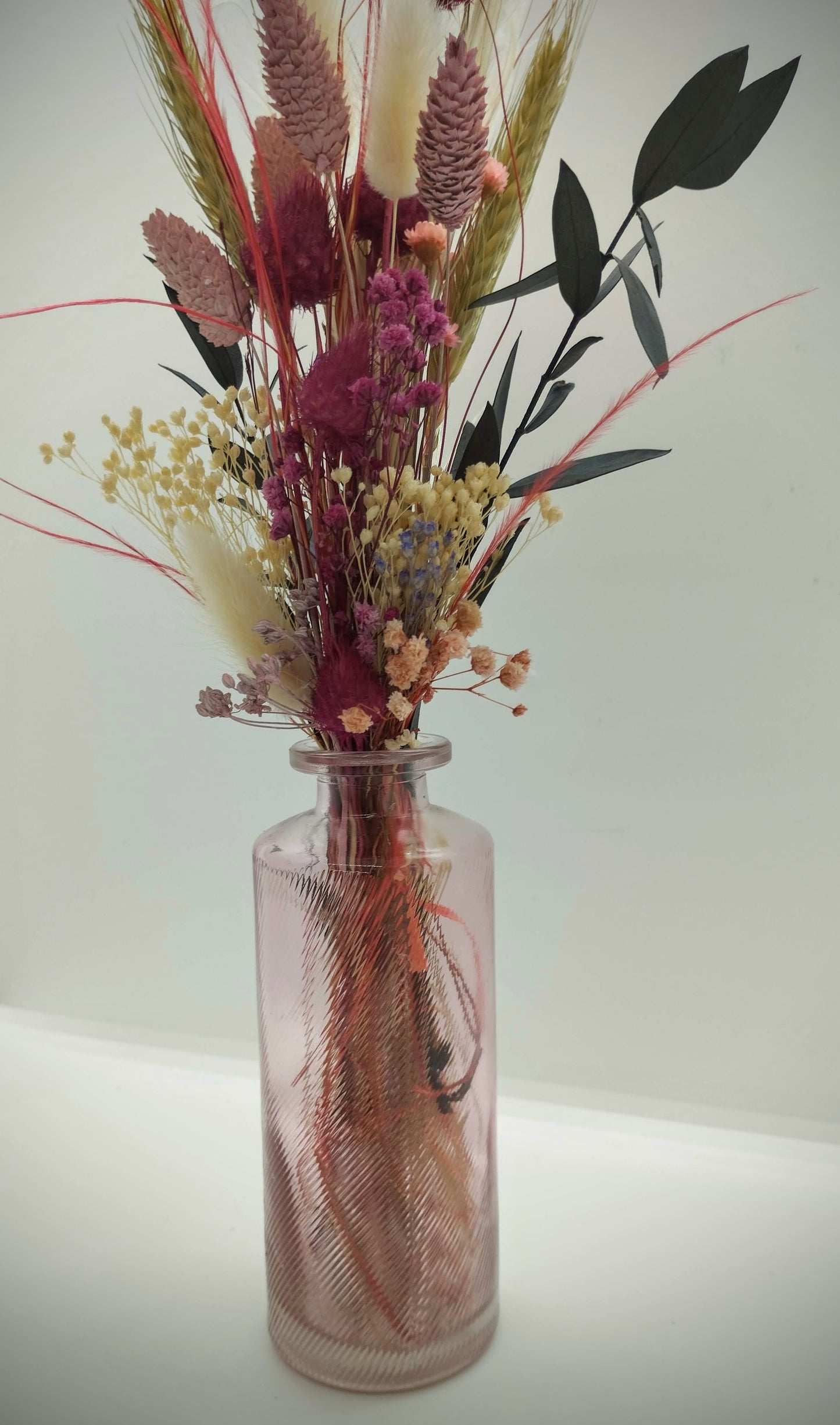 Droogbloemen in kleurrijk vaasje