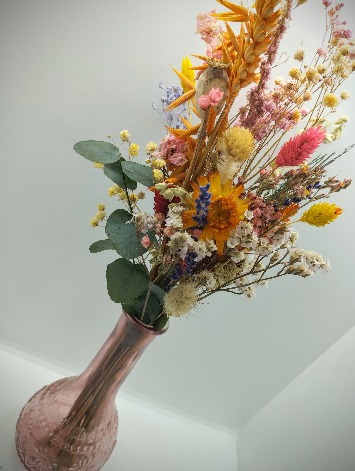 Droogbloemen in kleurrijk vaasje