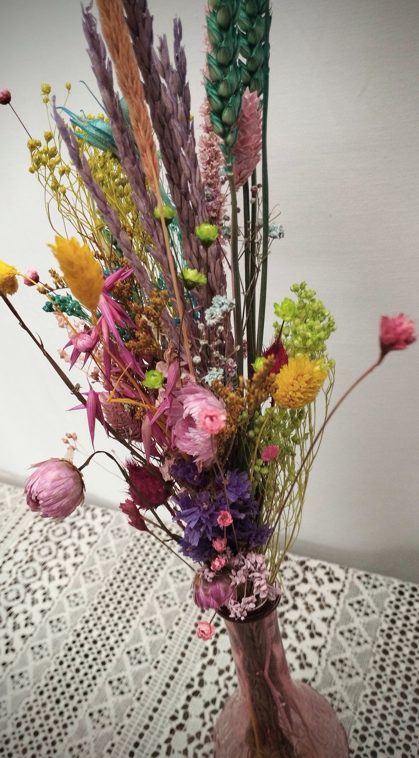 Droogbloemen in kleurrijk vaasje