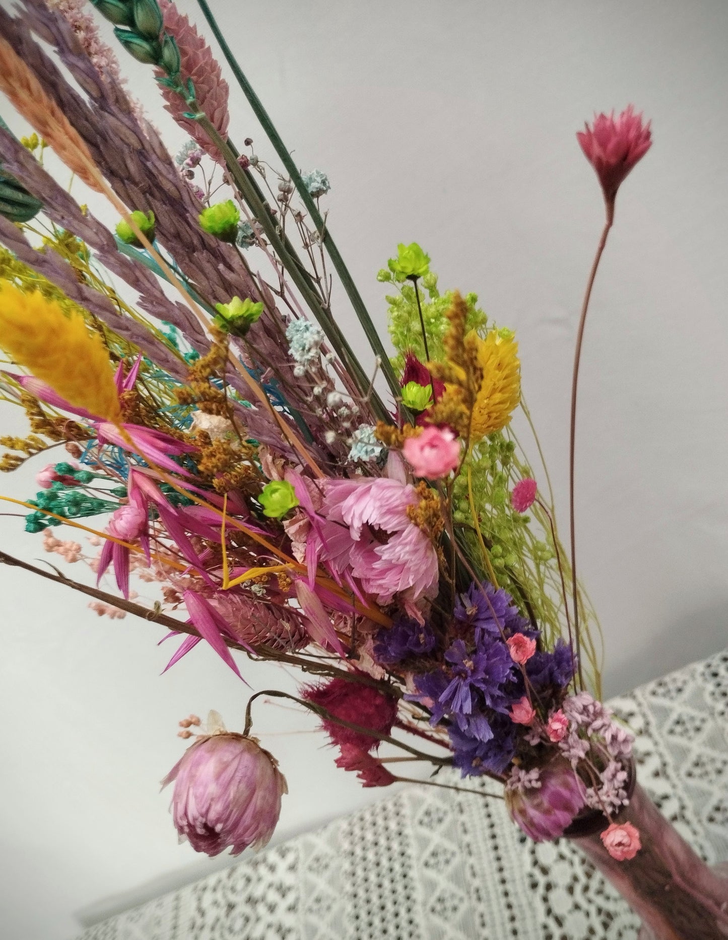 Droogbloemen in kleurrijk vaasje