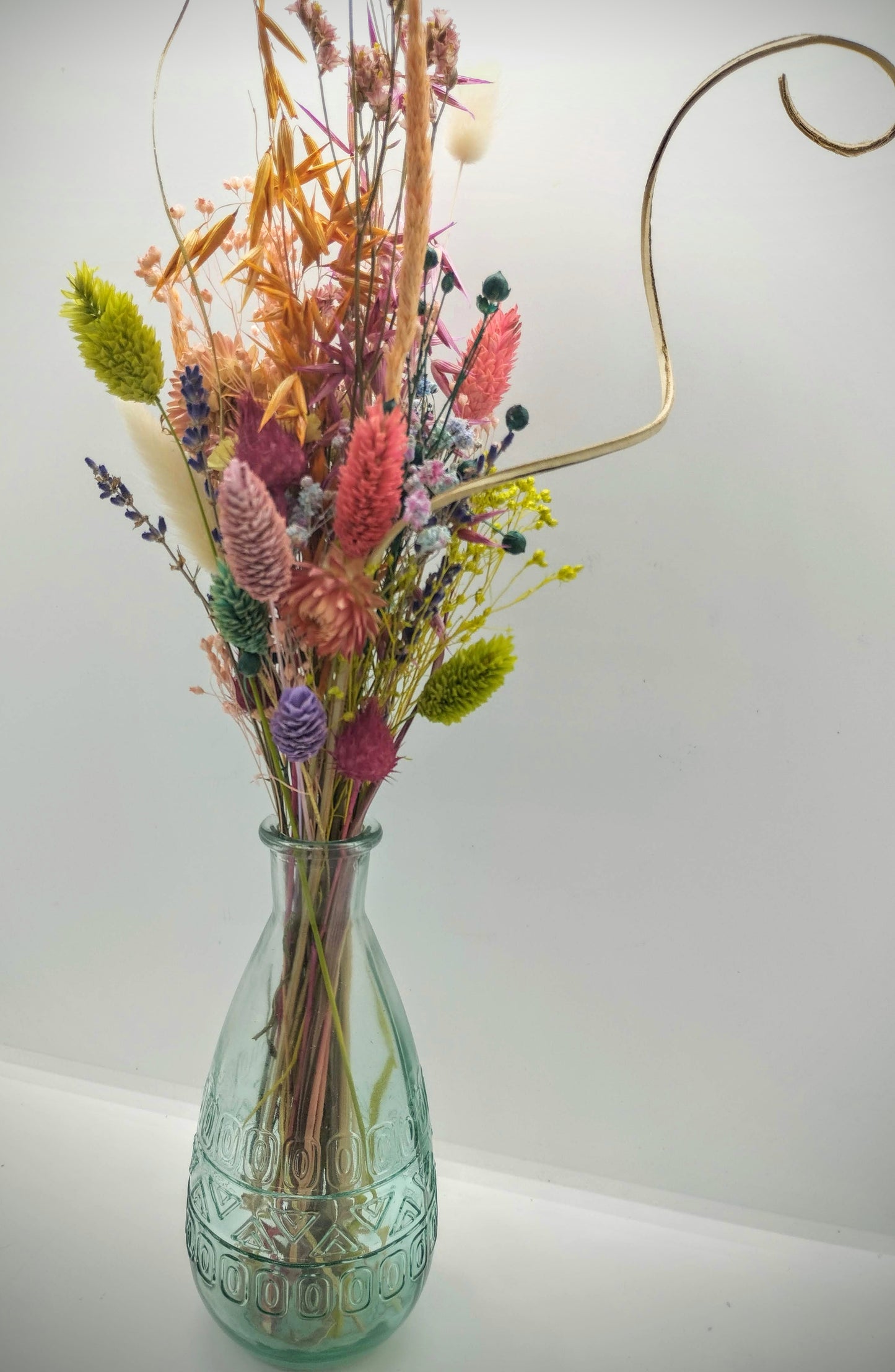 Droogbloemen in kleurrijk vaasje