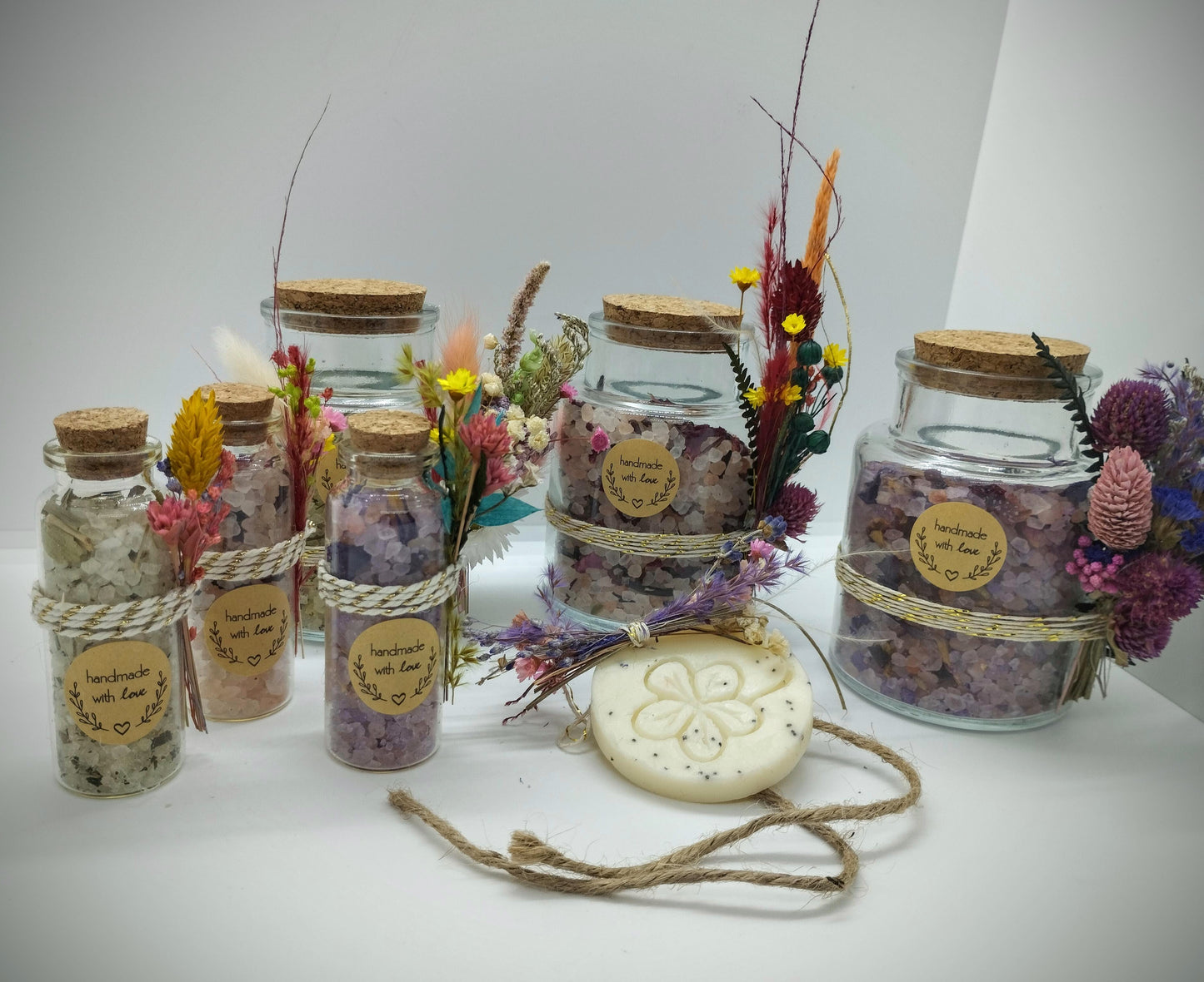 Badzout met droogbloemen - rozenkopjes, lotus , lavendel , korenbloemen en rode rozenblaadjes.
