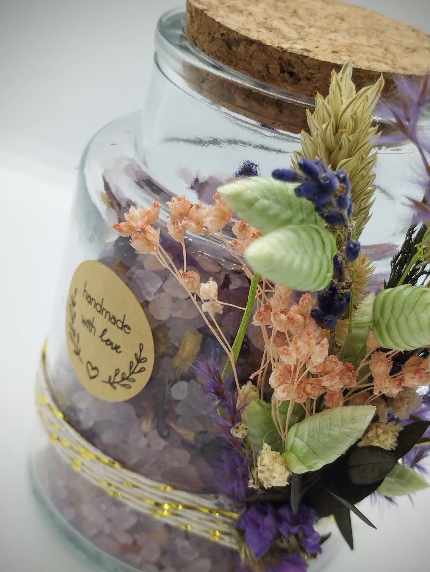 Badzout met droogbloemen - rozenkopjes, lotus , lavendel , korenbloemen en rode rozenblaadjes.