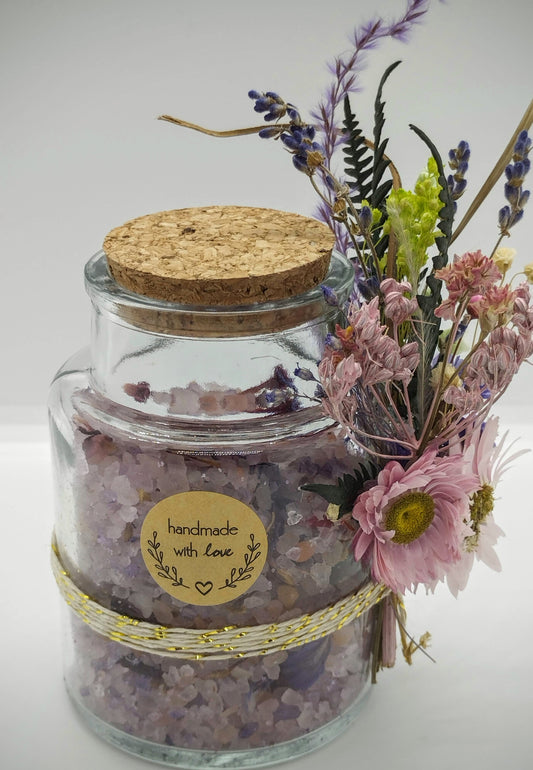 Badzout met droogbloemen - rozenkopjes, lotus , lavendel , korenbloemen en rode rozenblaadjes.