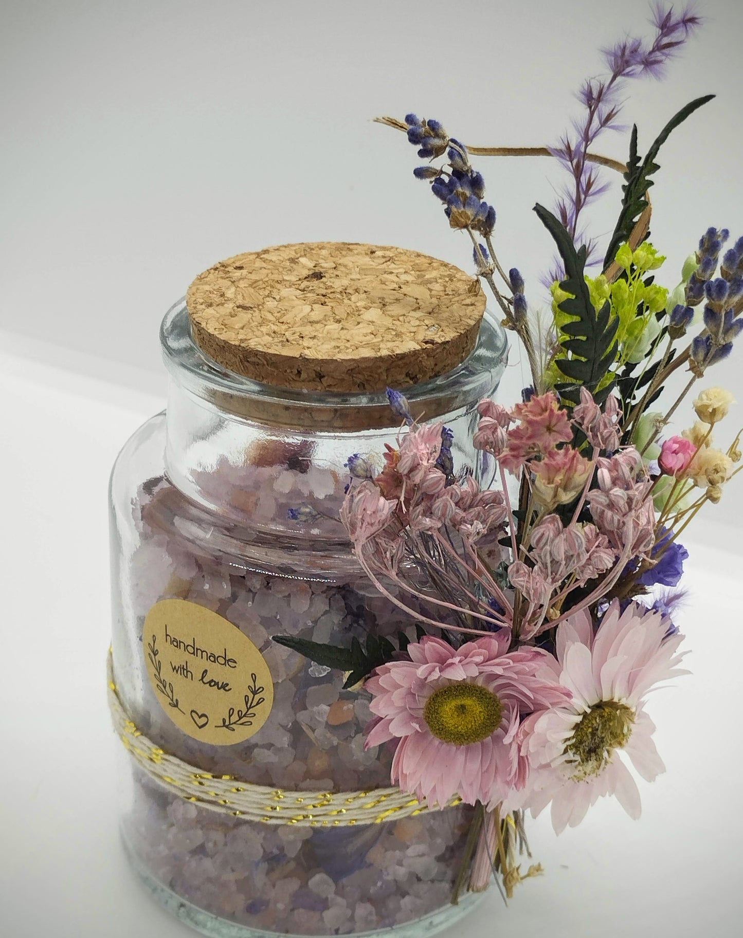 Badzout met droogbloemen - rozenkopjes, lotus , lavendel , korenbloemen en rode rozenblaadjes.