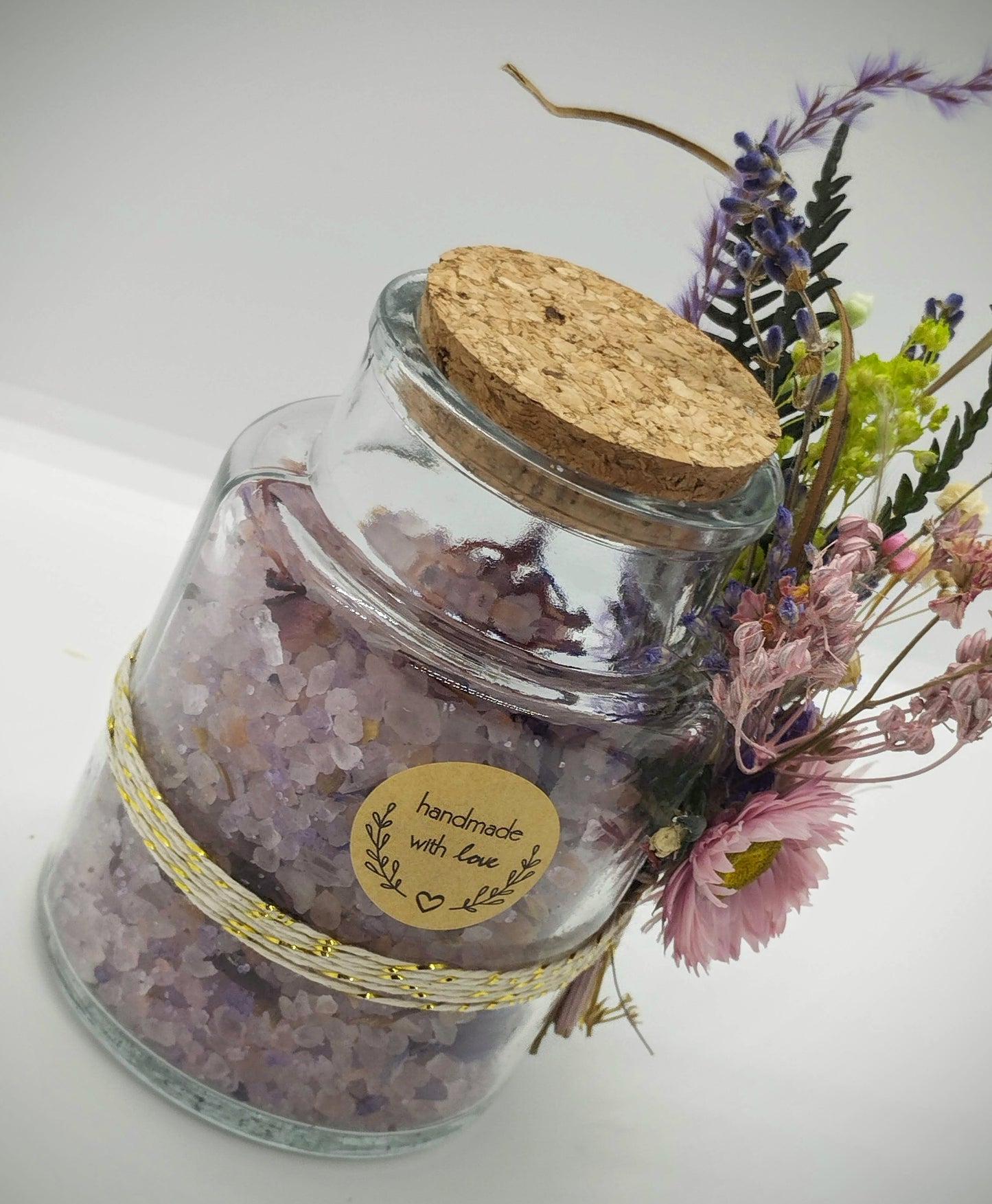 Badzout met droogbloemen - rozenkopjes, lotus , lavendel , korenbloemen en rode rozenblaadjes.