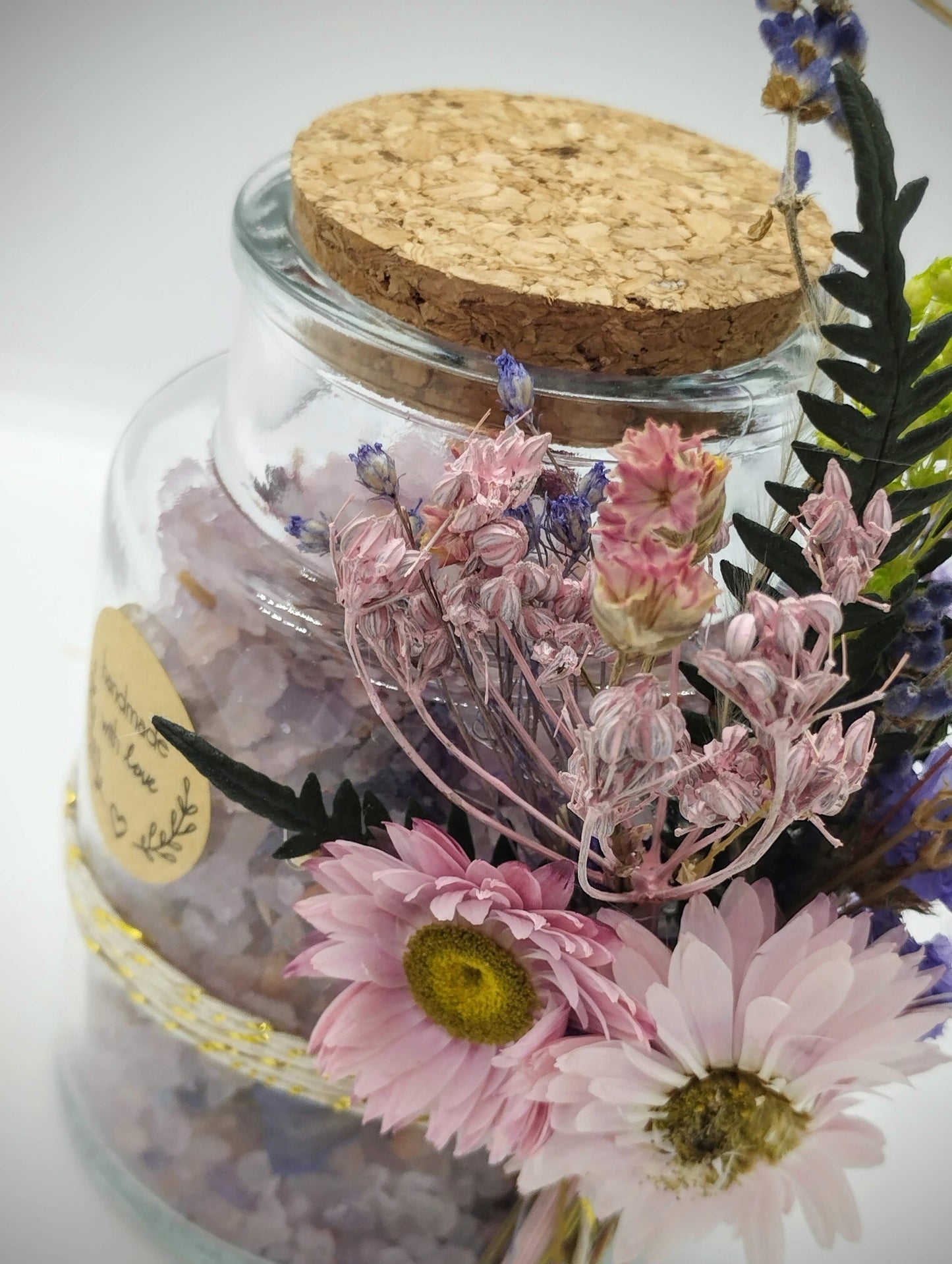 Badzout met droogbloemen - rozenkopjes, lotus , lavendel , korenbloemen en rode rozenblaadjes.