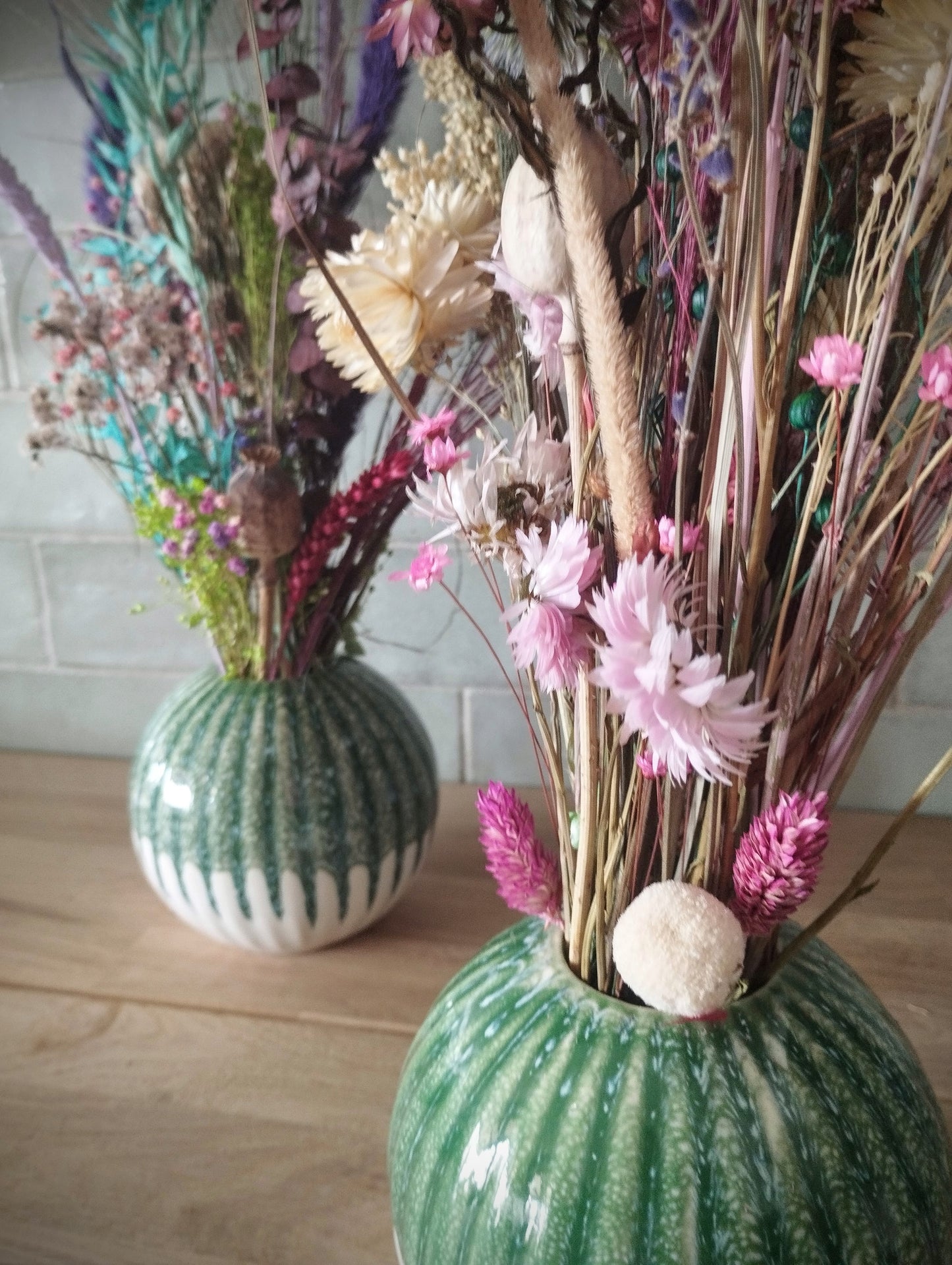 Droogbloemen in rond keramieke vaasje