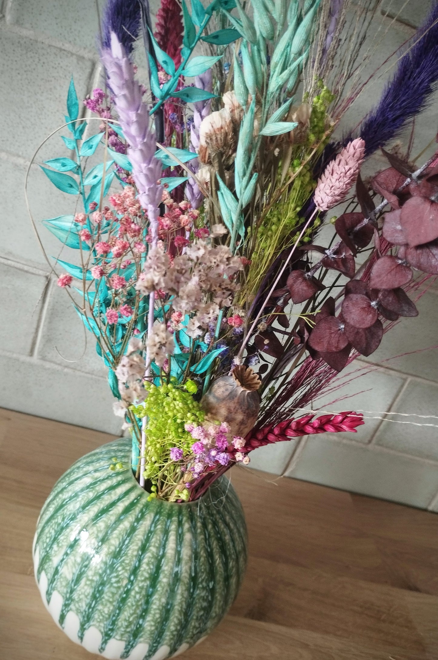 Droogbloemen in rond keramieke vaasje