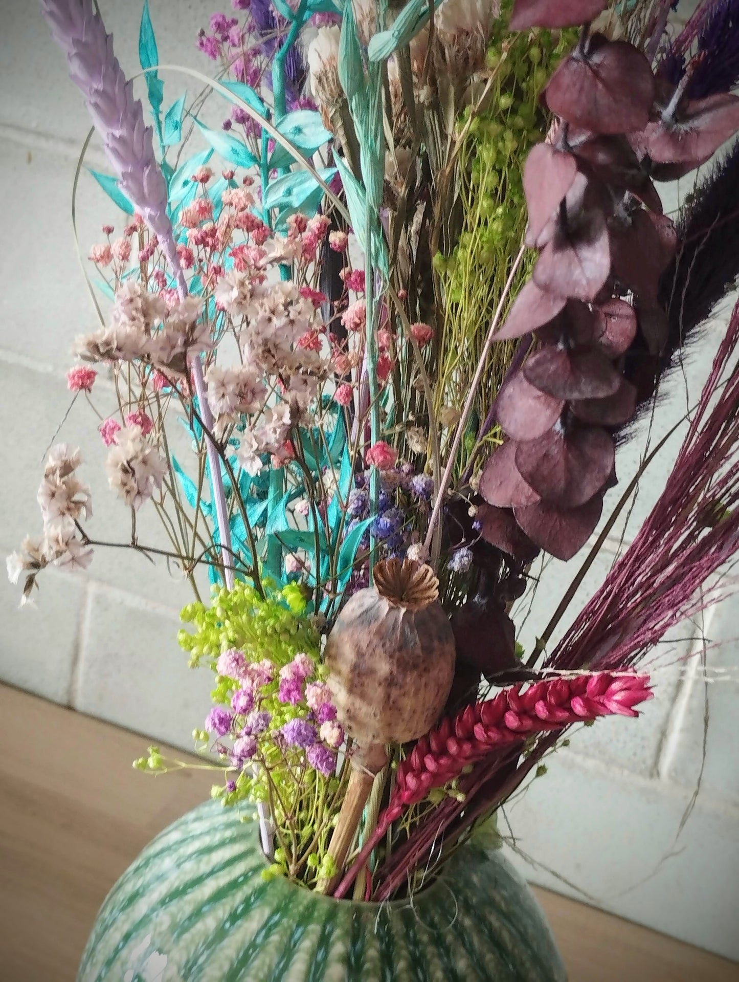 Droogbloemen in rond keramieke vaasje