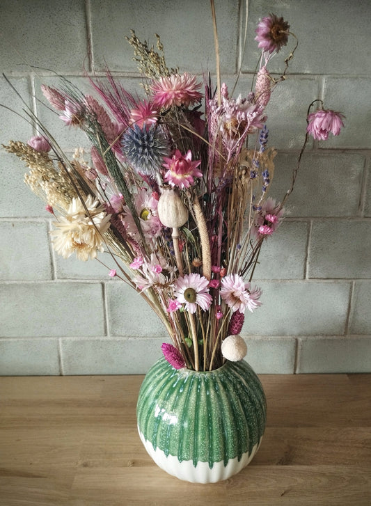 Droogbloemen in rond keramieke vaasje